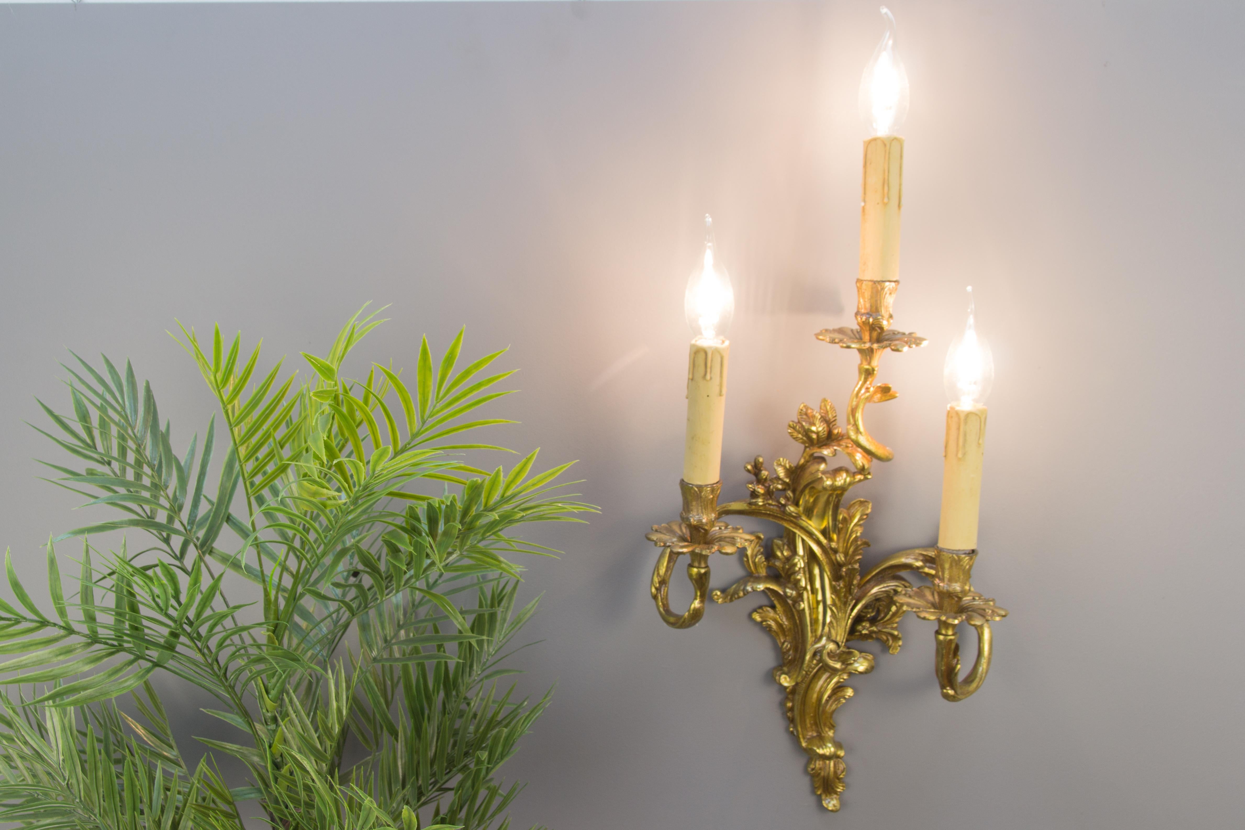 Français Applique à trois lumières de style Louis XV ou Rococo en bronze doré en vente