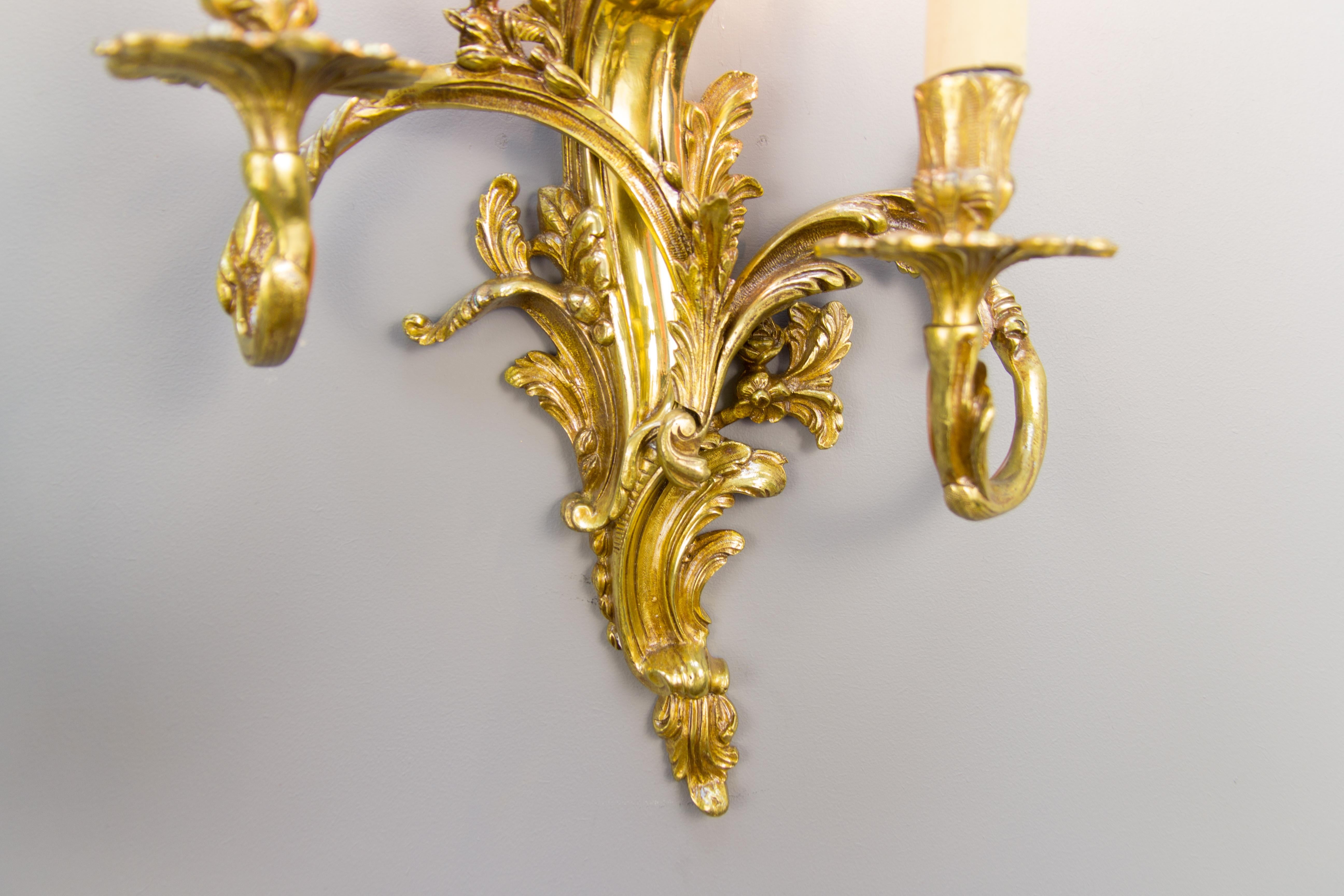 Doré Applique à trois lumières de style Louis XV ou Rococo en bronze doré en vente