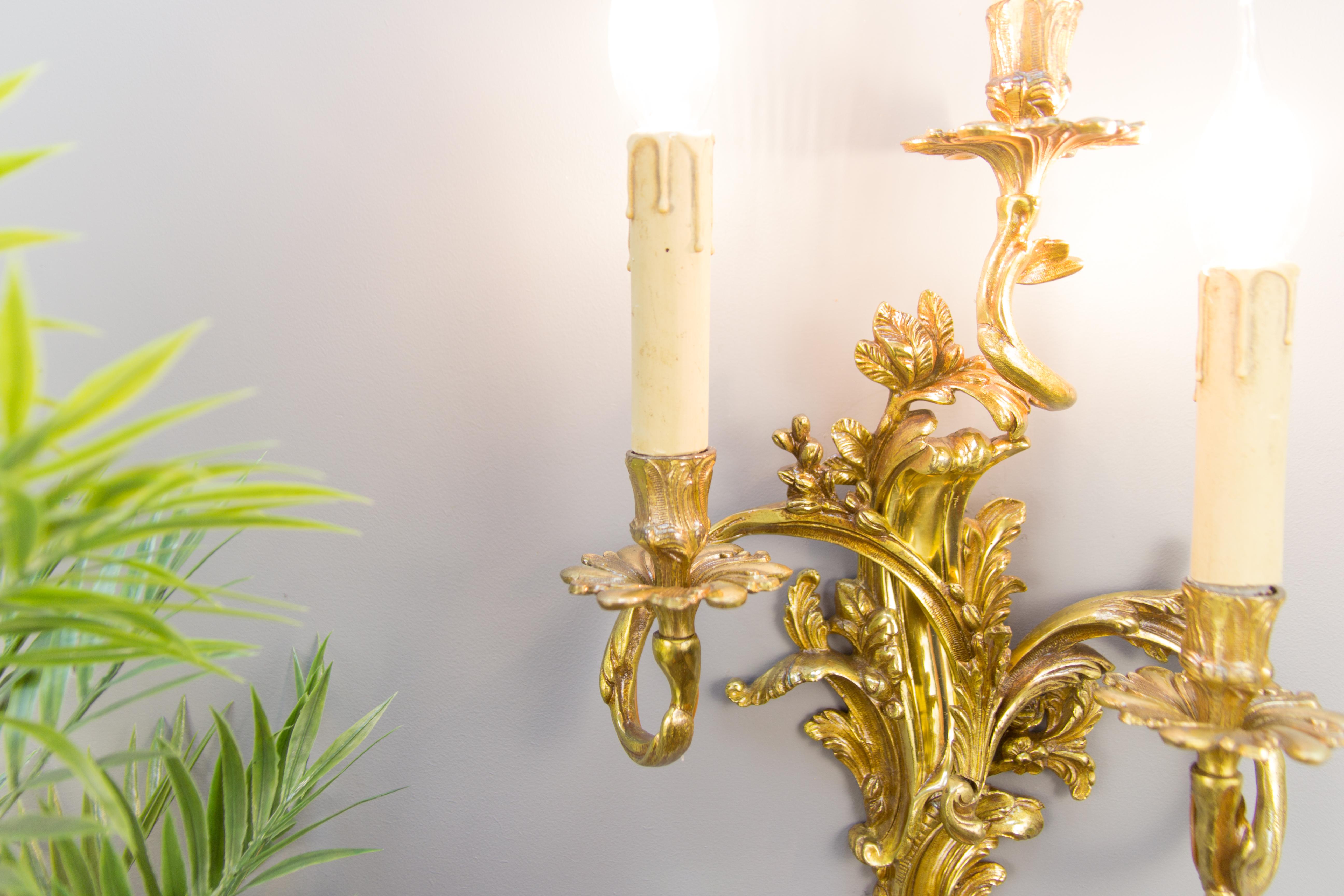 Early 20th Century French Louis XV or Rococo Style Gilt Bronze Three-Light Sconce For Sale