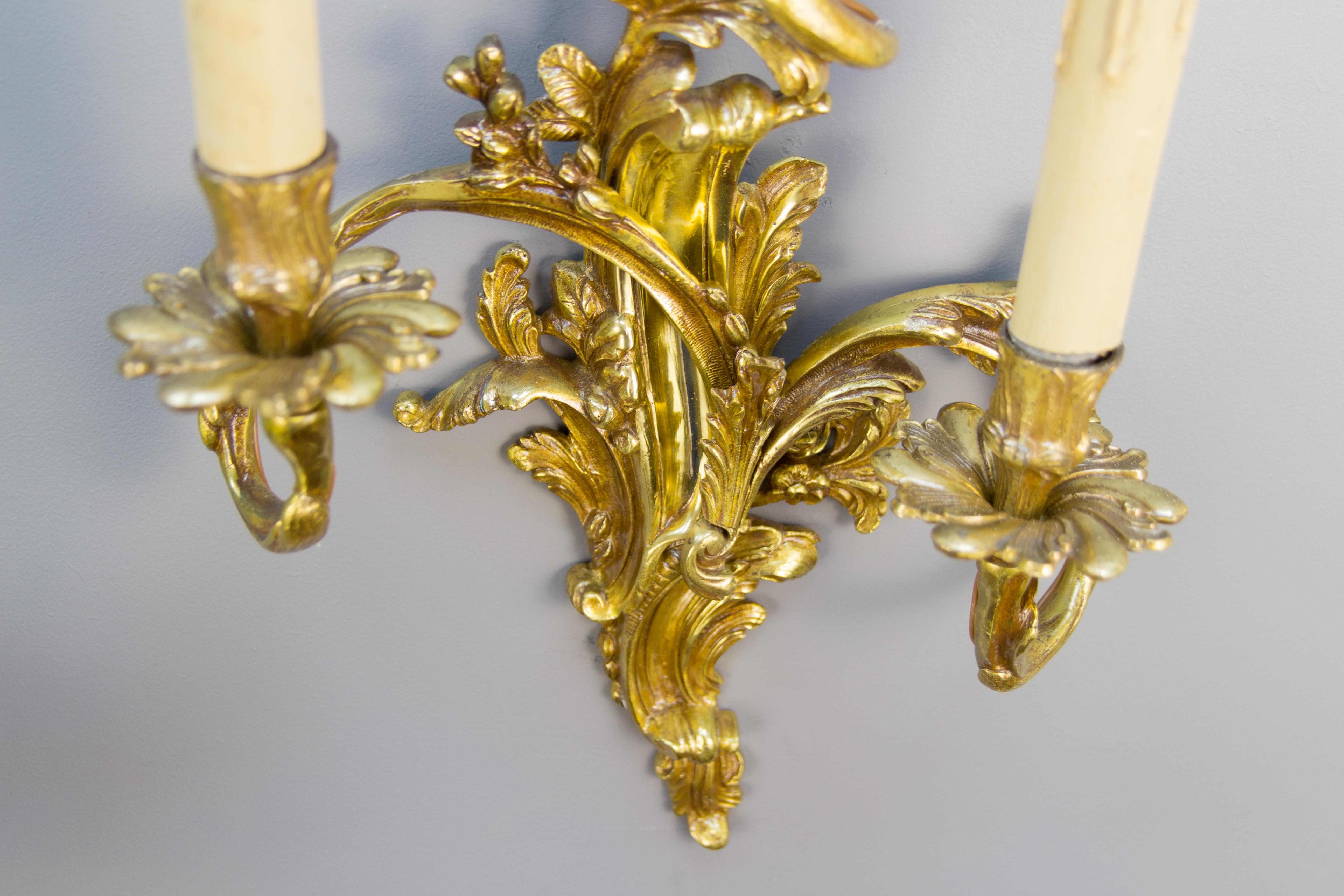 Vergoldete Bronze-Wandleuchter mit drei Leuchten im Louis-XV- oder Rokoko-Stil im Angebot 1