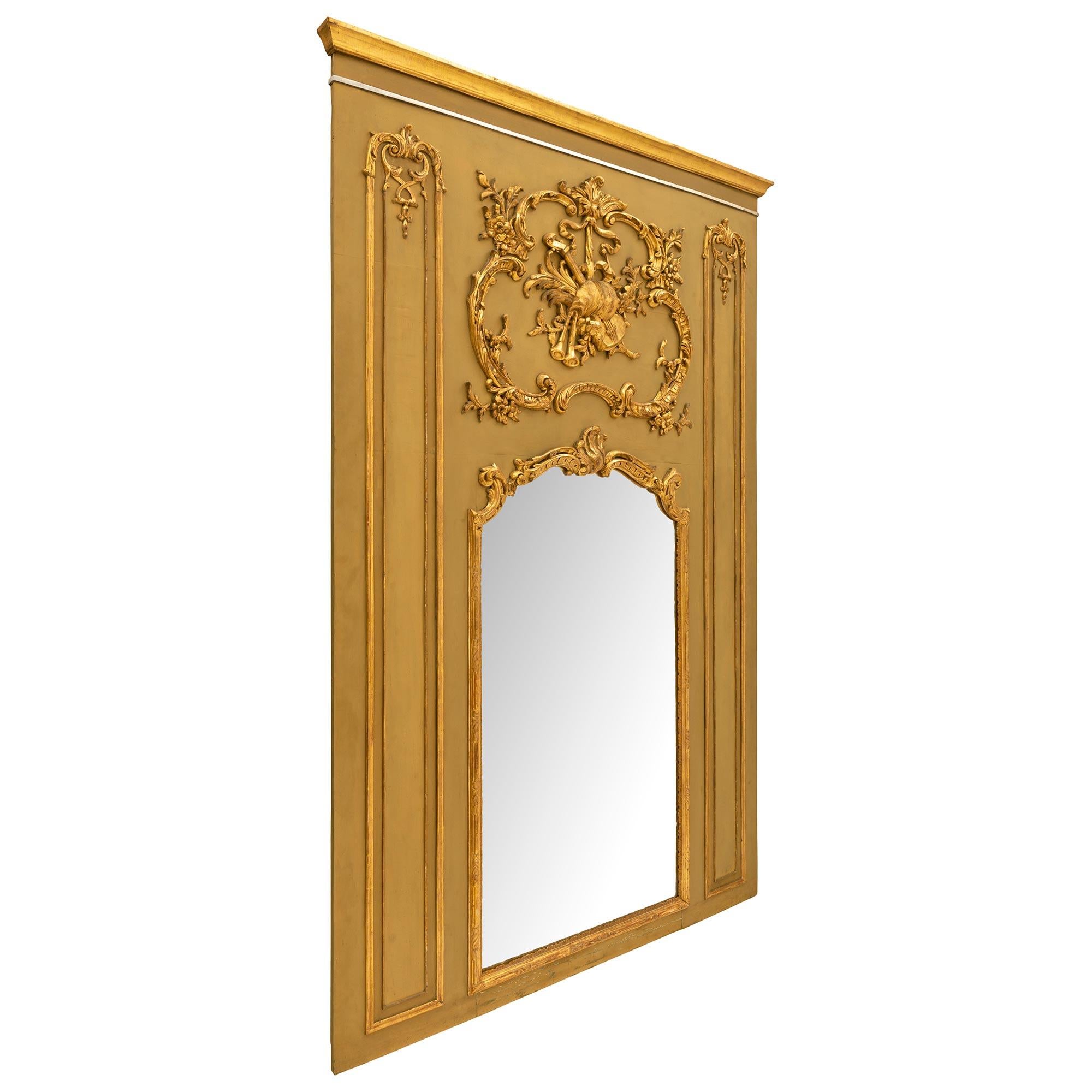 French Louis XV or xvi Style Giltwood Trumeau In Good Condition For Sale In West Palm Beach, FL