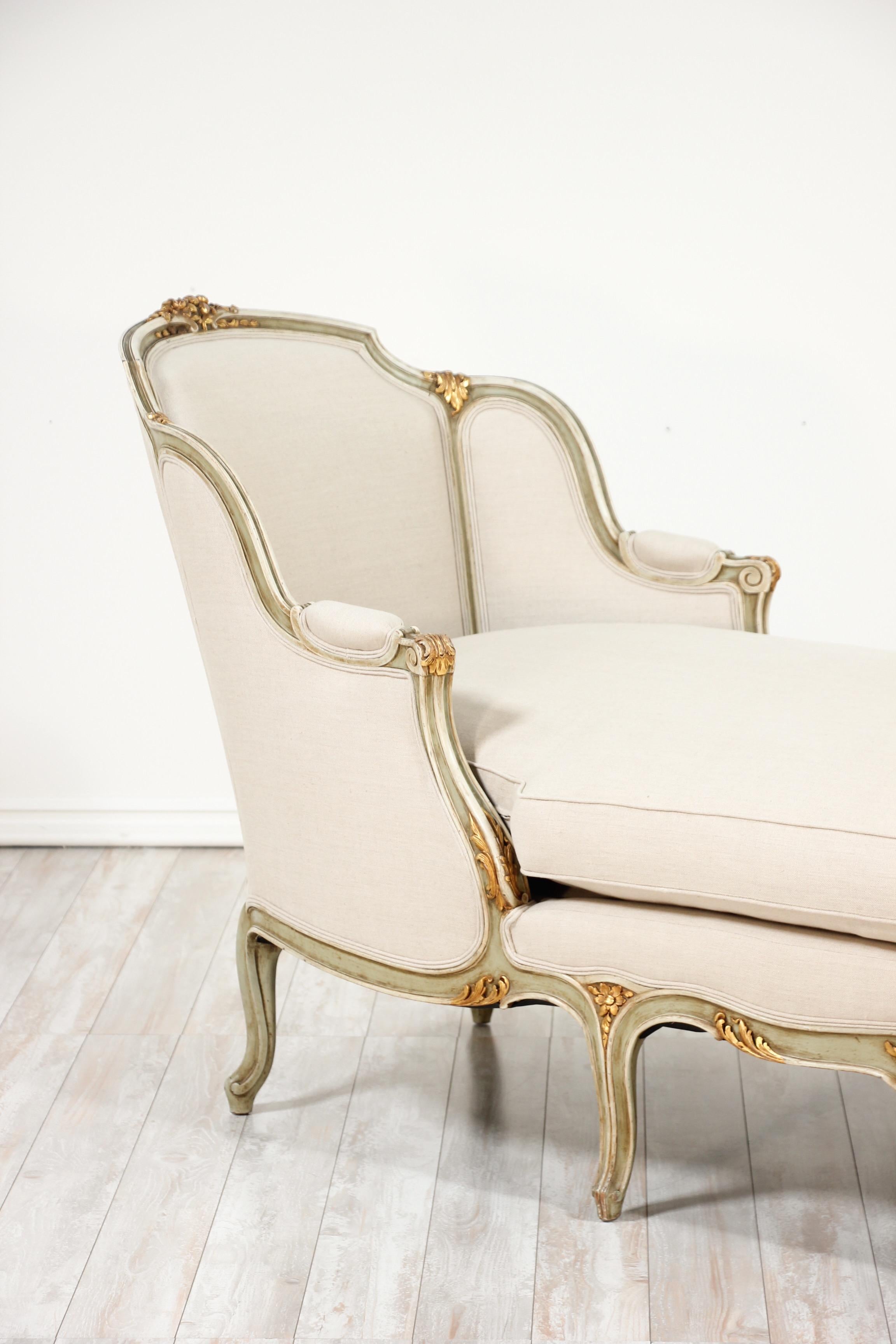  Louis XV Style Painted And Parcel-Gilt Chaise Lounge In Good Condition In Los Angeles, CA