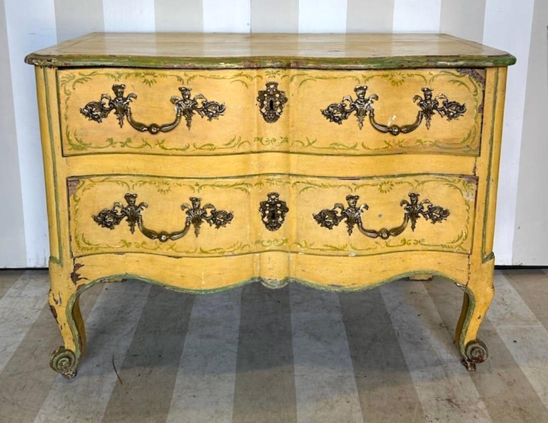 Un'affascinante commode d'epoca Luigi XV con finitura originale dipinta di giallo, 3 cassetti con tiretti in bronzo, piedi corti a voluta e piano originale in legno dipinto. Circa 1760 Francia. 