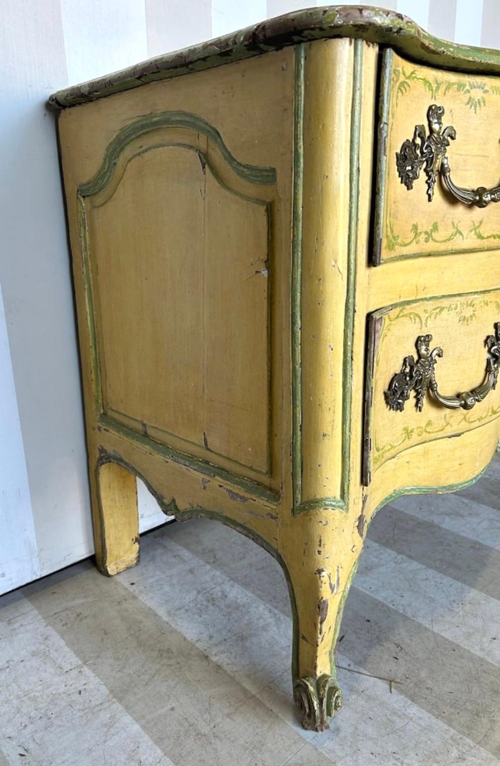 Francese Commode francese dipinta Luigi XV in vendita