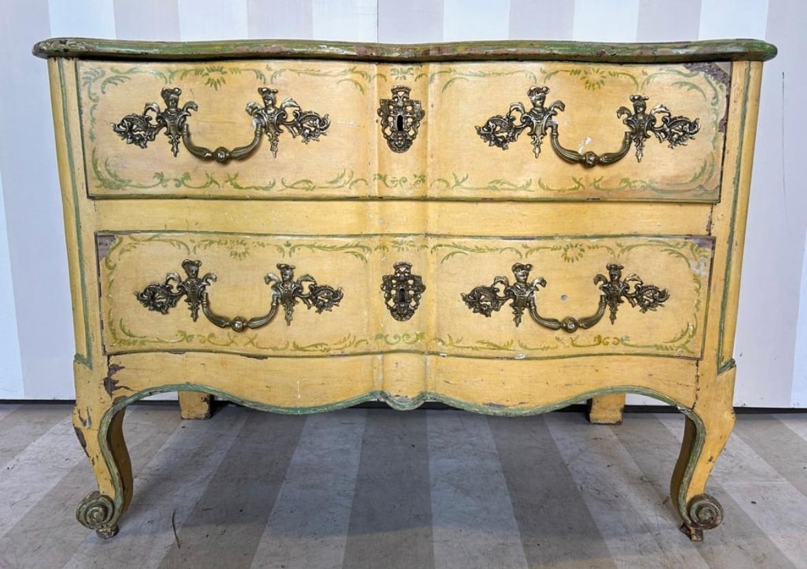 Commode francese dipinta Luigi XV In condizioni buone in vendita a Doylestown, PA