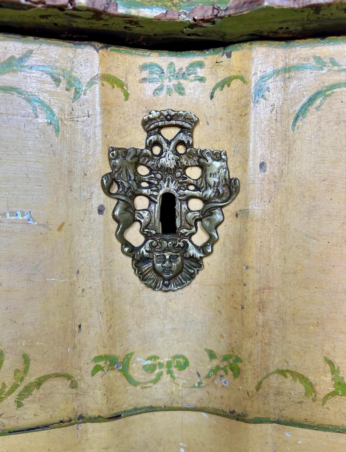 XVIII secolo Commode francese dipinta Luigi XV in vendita