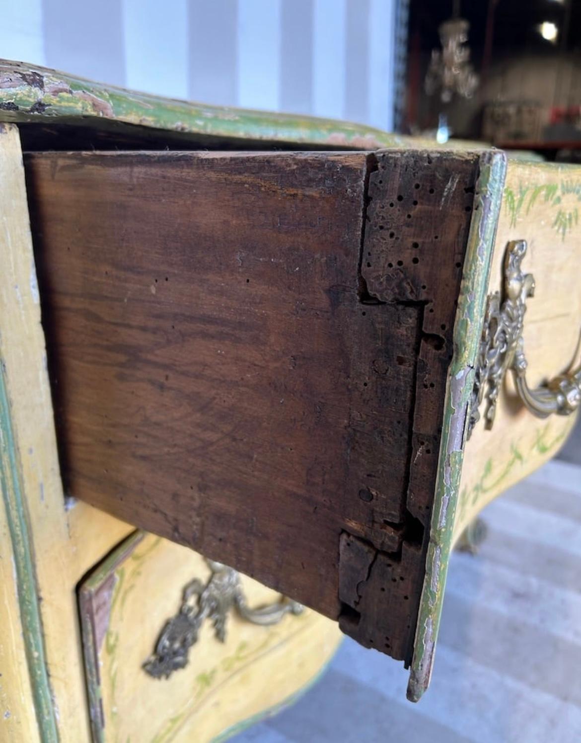Commode francese dipinta Luigi XV in vendita 1