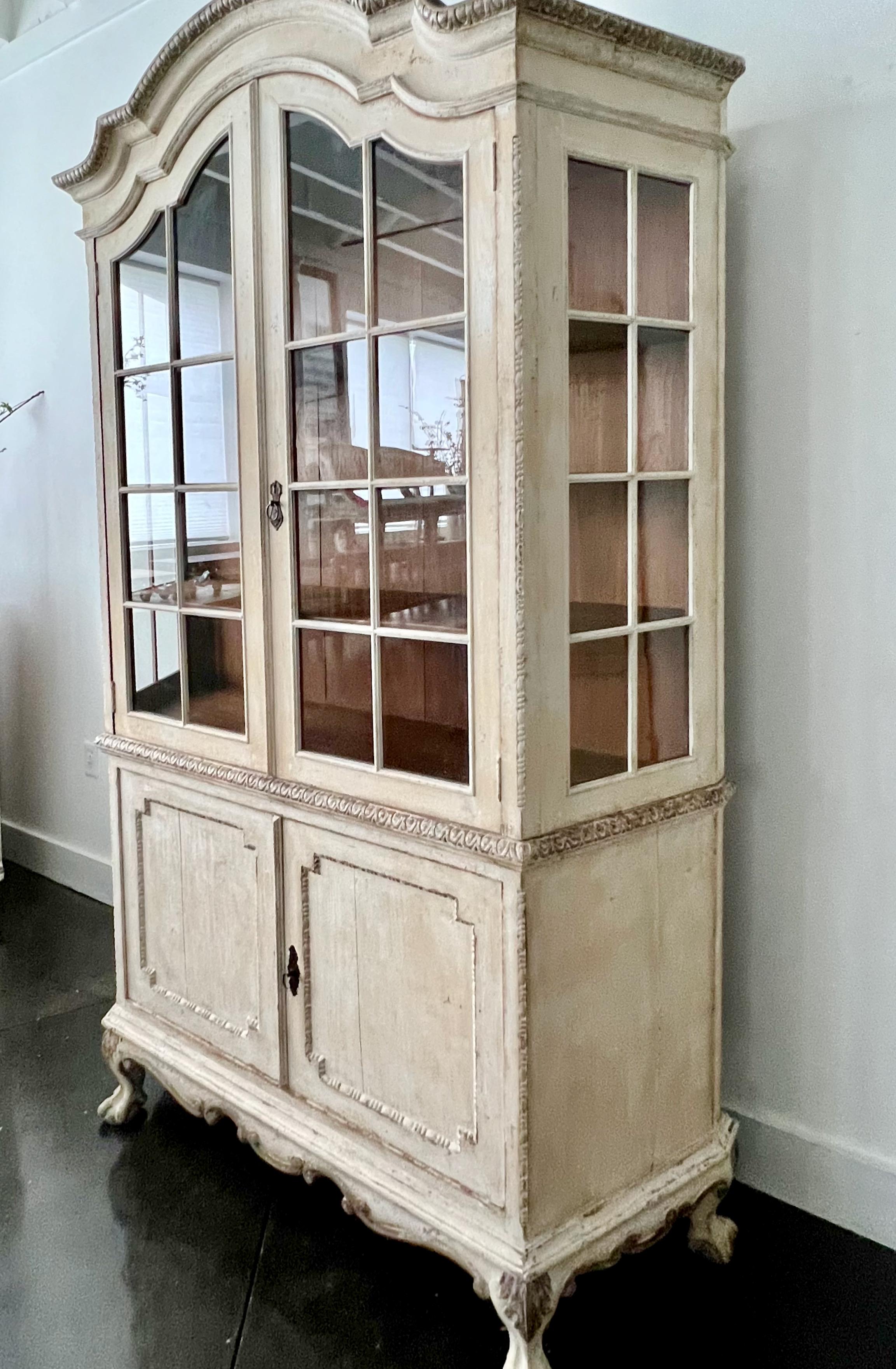 French Louis XV Painted Display Cabinet In Good Condition For Sale In Charleston, SC