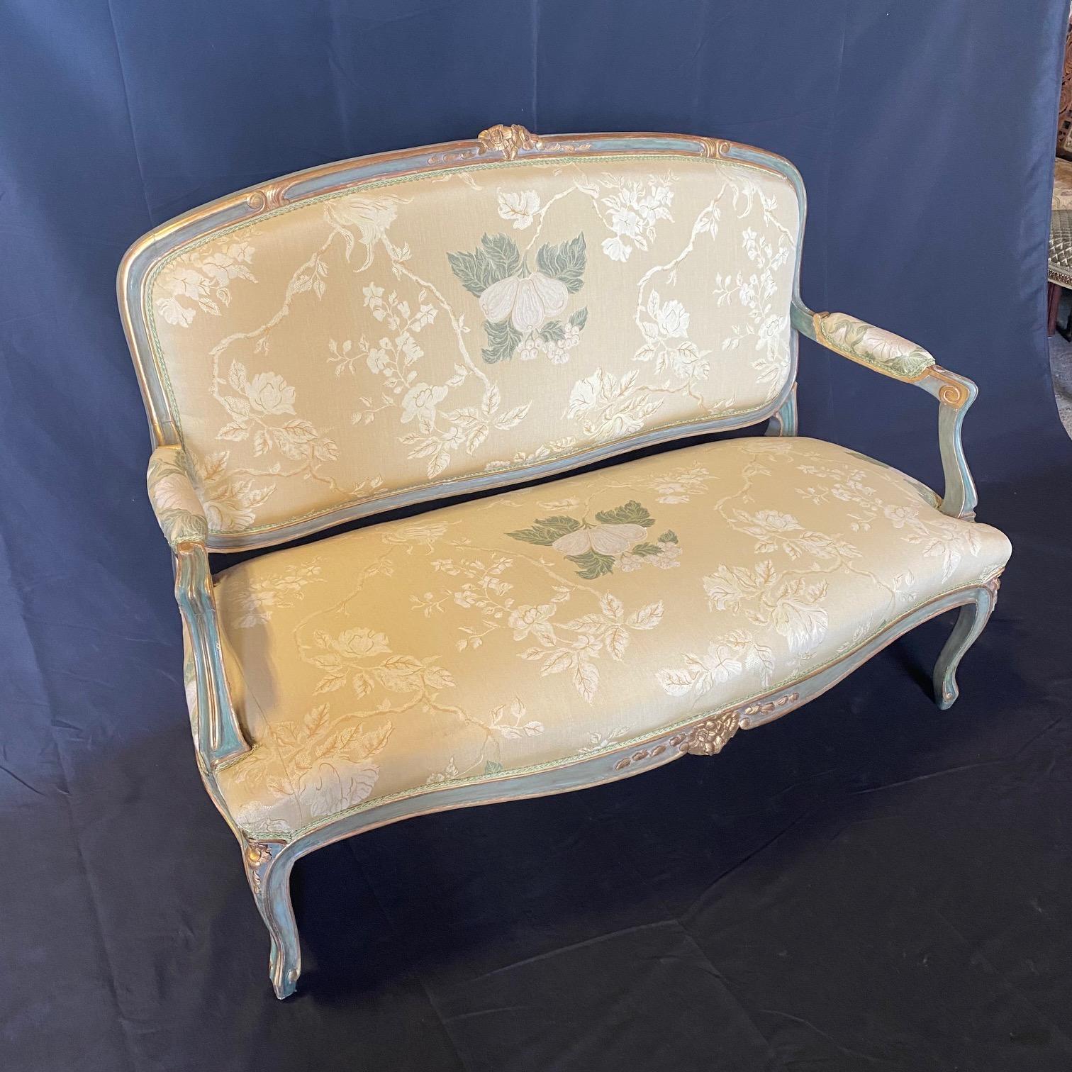 Divano e due fauteuil da salotto francesi dipinti in stile Luigi XV in vendita 4