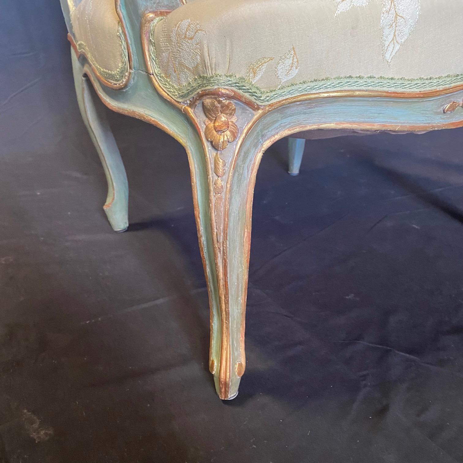 Divano e due fauteuil da salotto francesi dipinti in stile Luigi XV in vendita 5