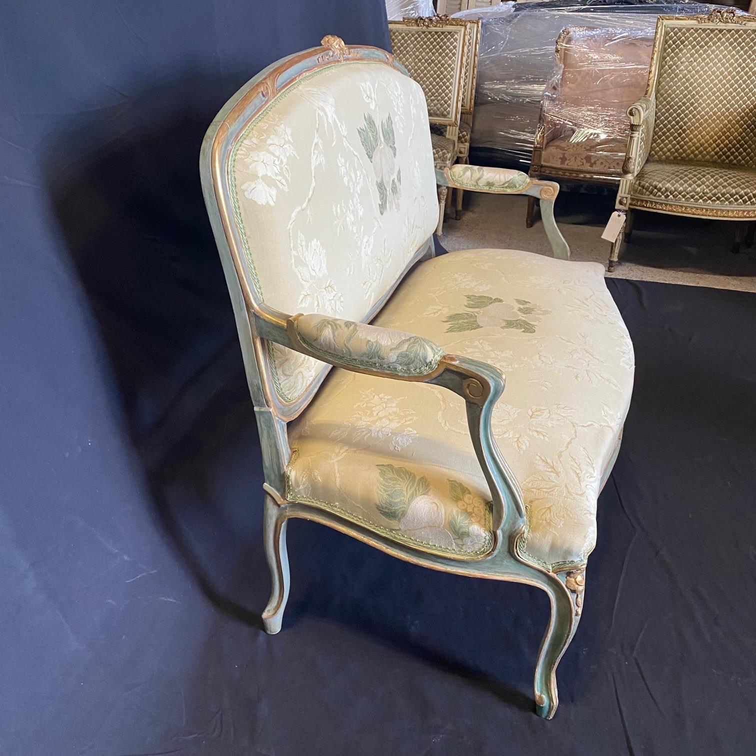 Divano e due fauteuil da salotto francesi dipinti in stile Luigi XV in vendita 6
