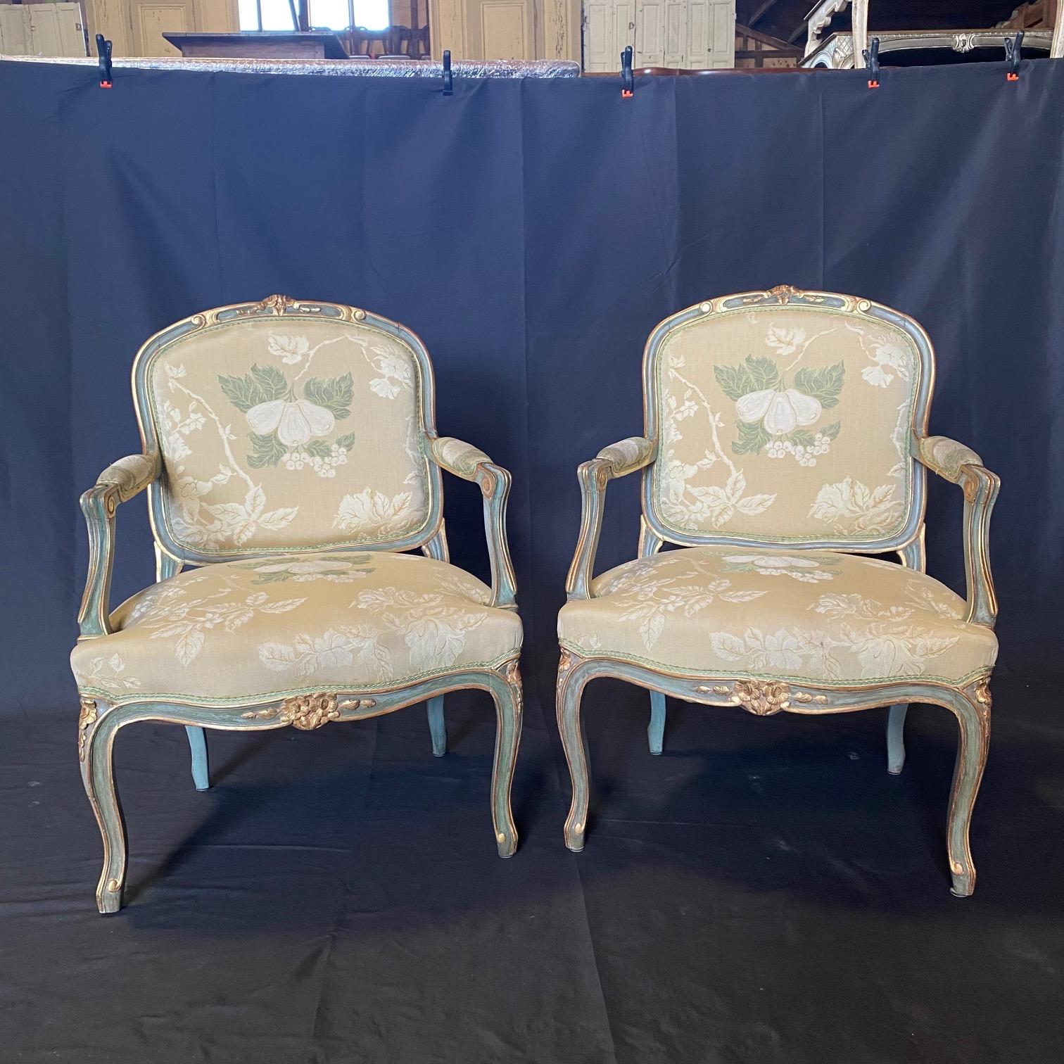 Un elegante set da salotto o da salotto francese Luigi XV bergère dipinto e intagliato, composto da un bel divano e due poltrone, tutti rivestiti in una miscela di seta neutra di colore giallo pallido, trovato a St. Tropez in Francia. I bellissimi