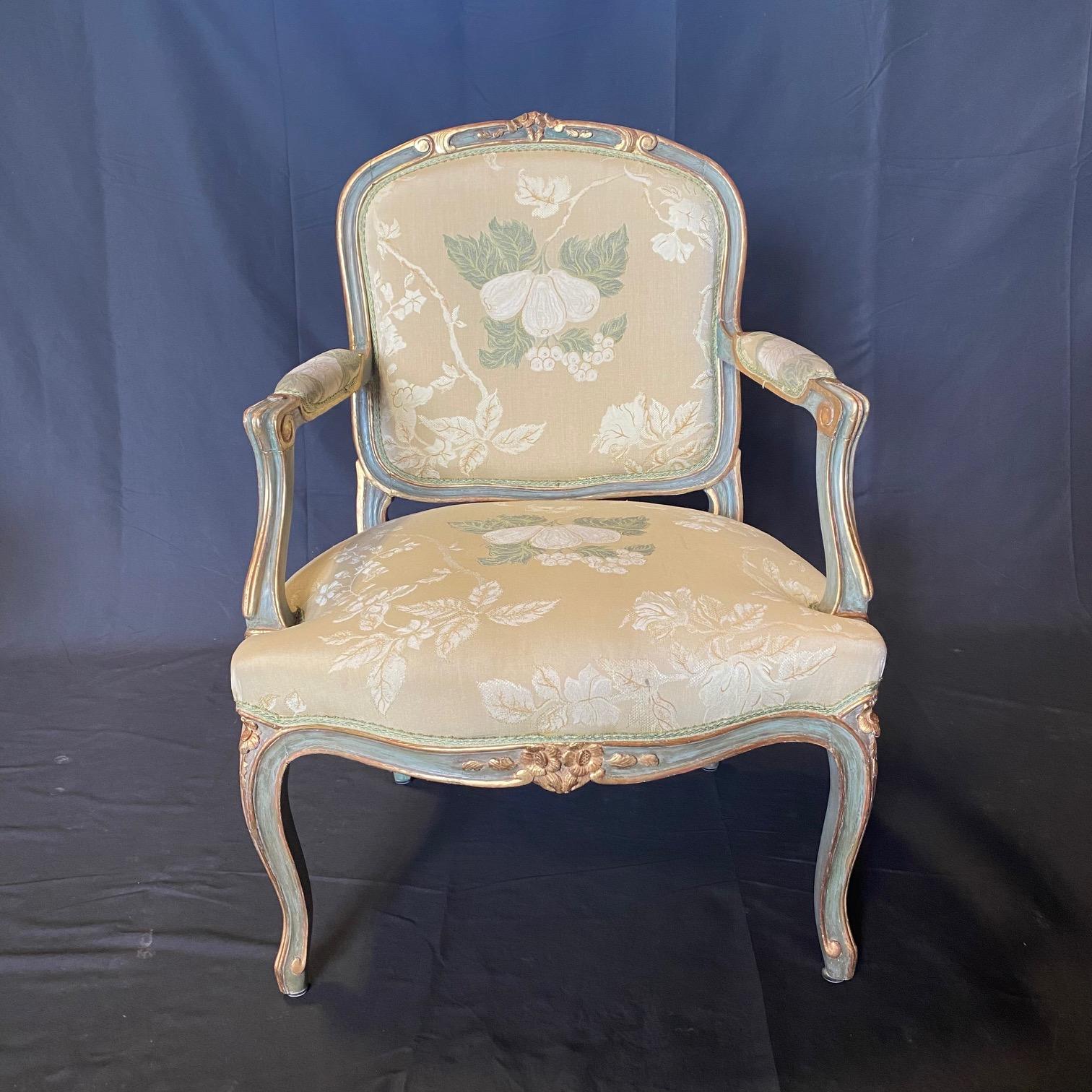 Francese Divano e due fauteuil da salotto francesi dipinti in stile Luigi XV in vendita