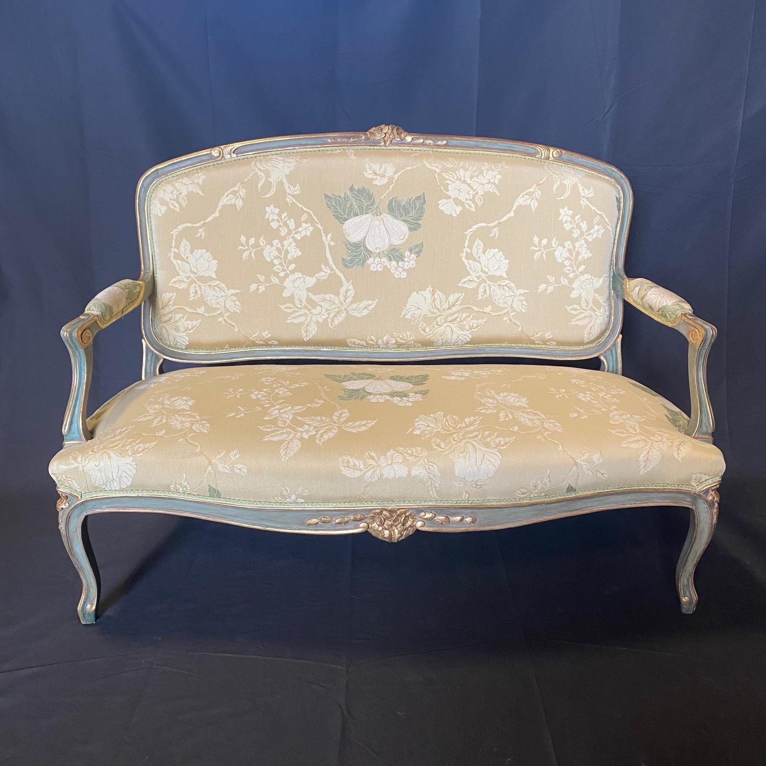 Divano e due fauteuil da salotto francesi dipinti in stile Luigi XV In condizioni buone in vendita a Hopewell, NJ