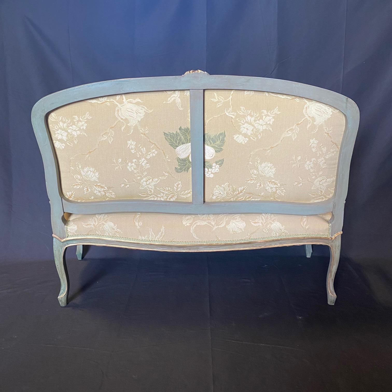 Metà XX secolo Divano e due fauteuil da salotto francesi dipinti in stile Luigi XV in vendita