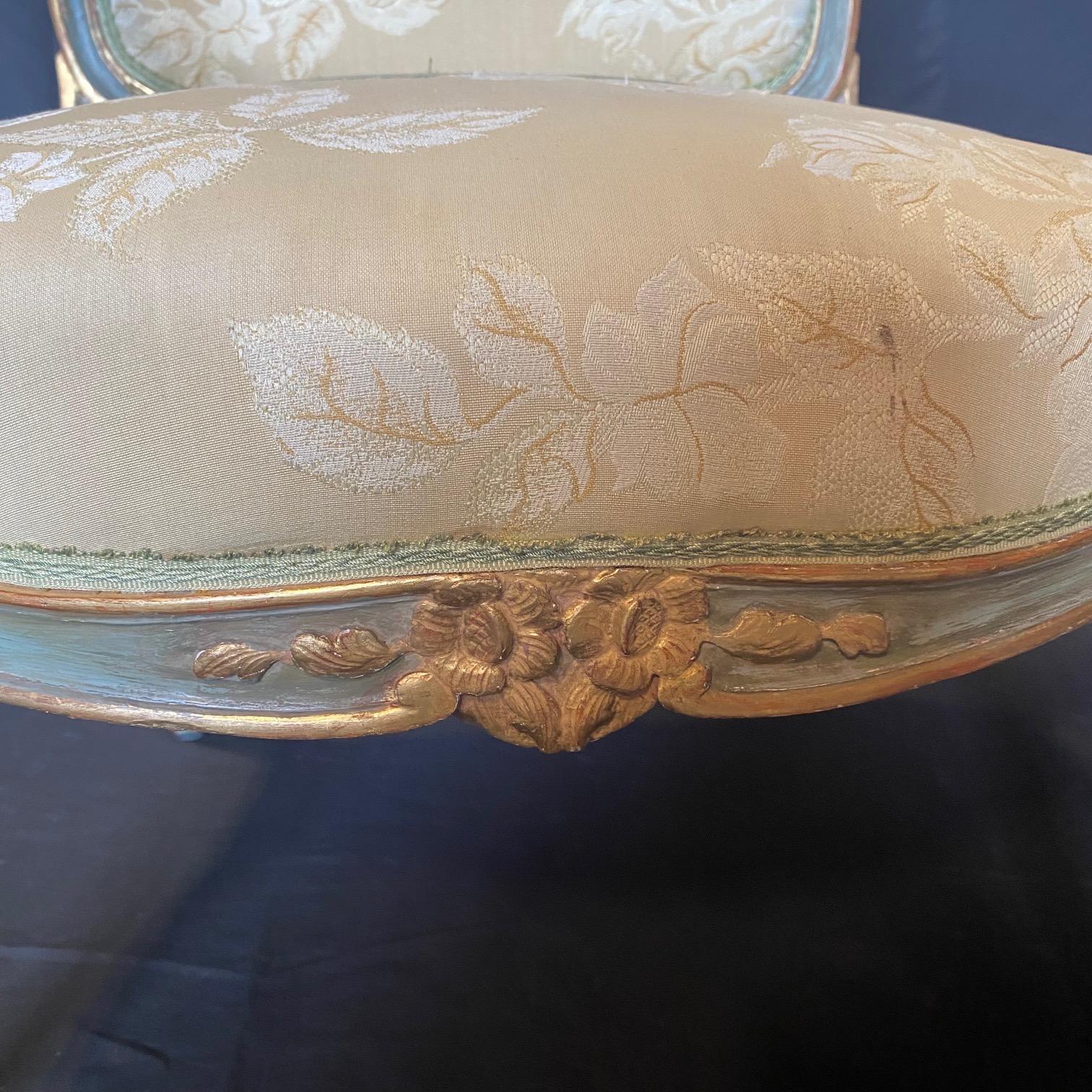 Divano e due fauteuil da salotto francesi dipinti in stile Luigi XV in vendita 2