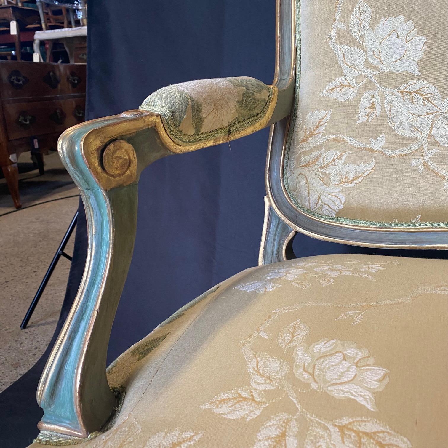 Divano e due fauteuil da salotto francesi dipinti in stile Luigi XV in vendita 3