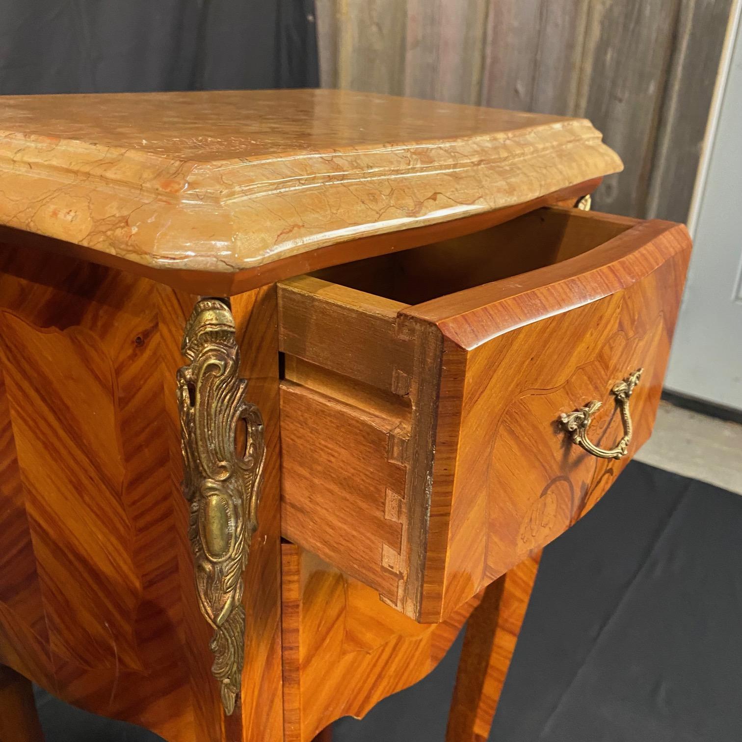 Français Paire de tables de nuit en marqueterie à plateau de marbre Louis XV en vente