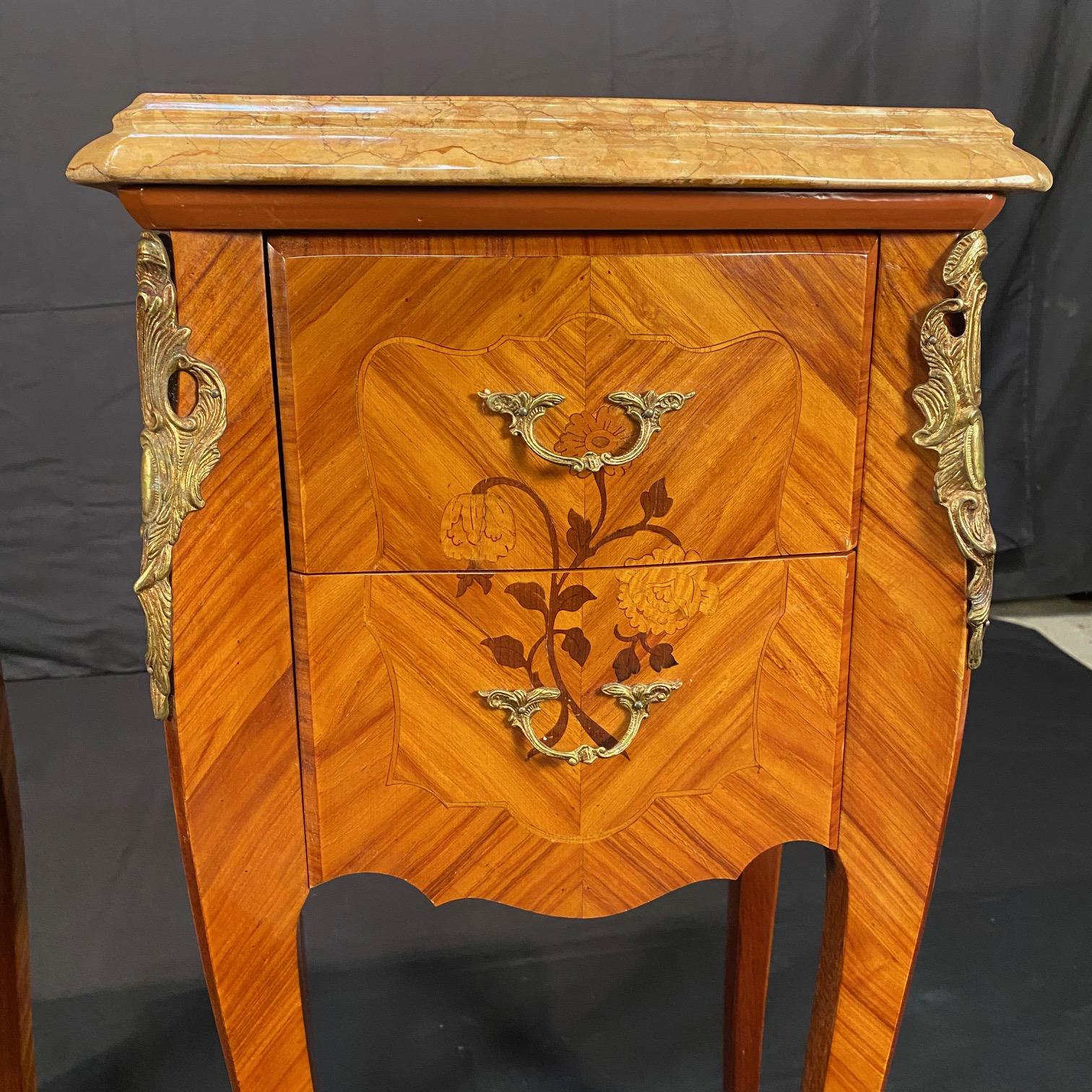 Paire de tables de nuit en marqueterie à plateau de marbre Louis XV Bon état - En vente à Hopewell, NJ