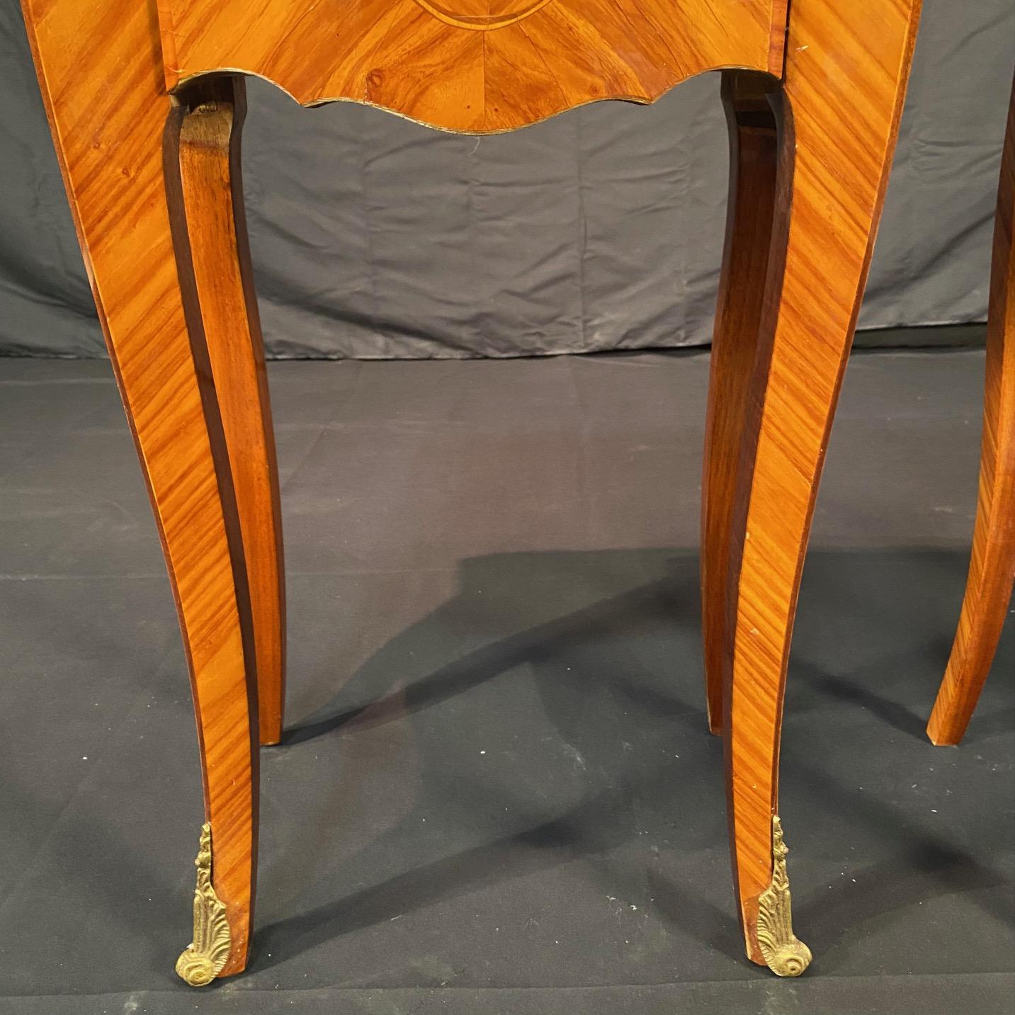 20ième siècle Paire de tables de nuit en marqueterie à plateau de marbre Louis XV en vente