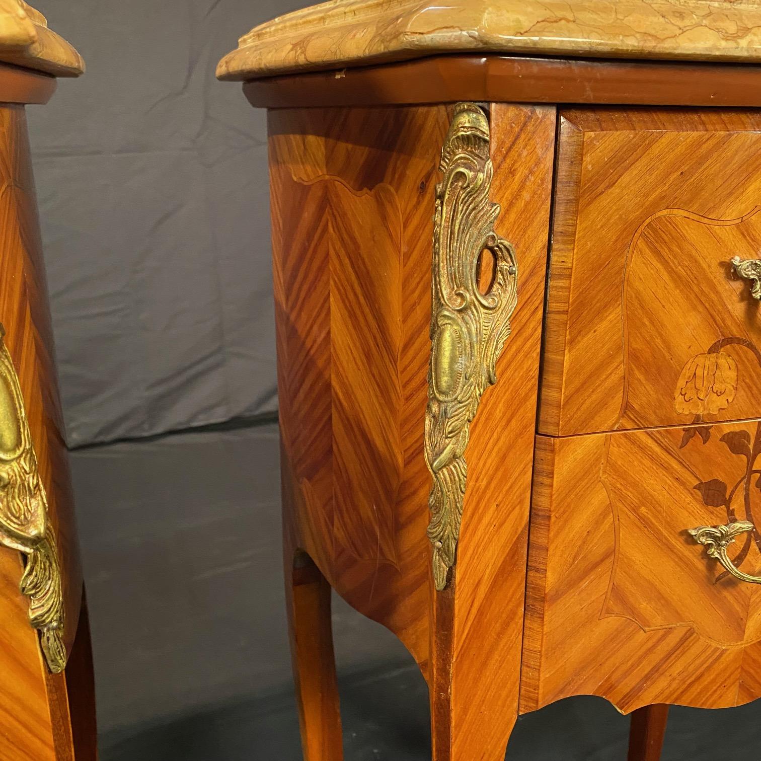 Paire de tables de nuit en marqueterie à plateau de marbre Louis XV en vente 1