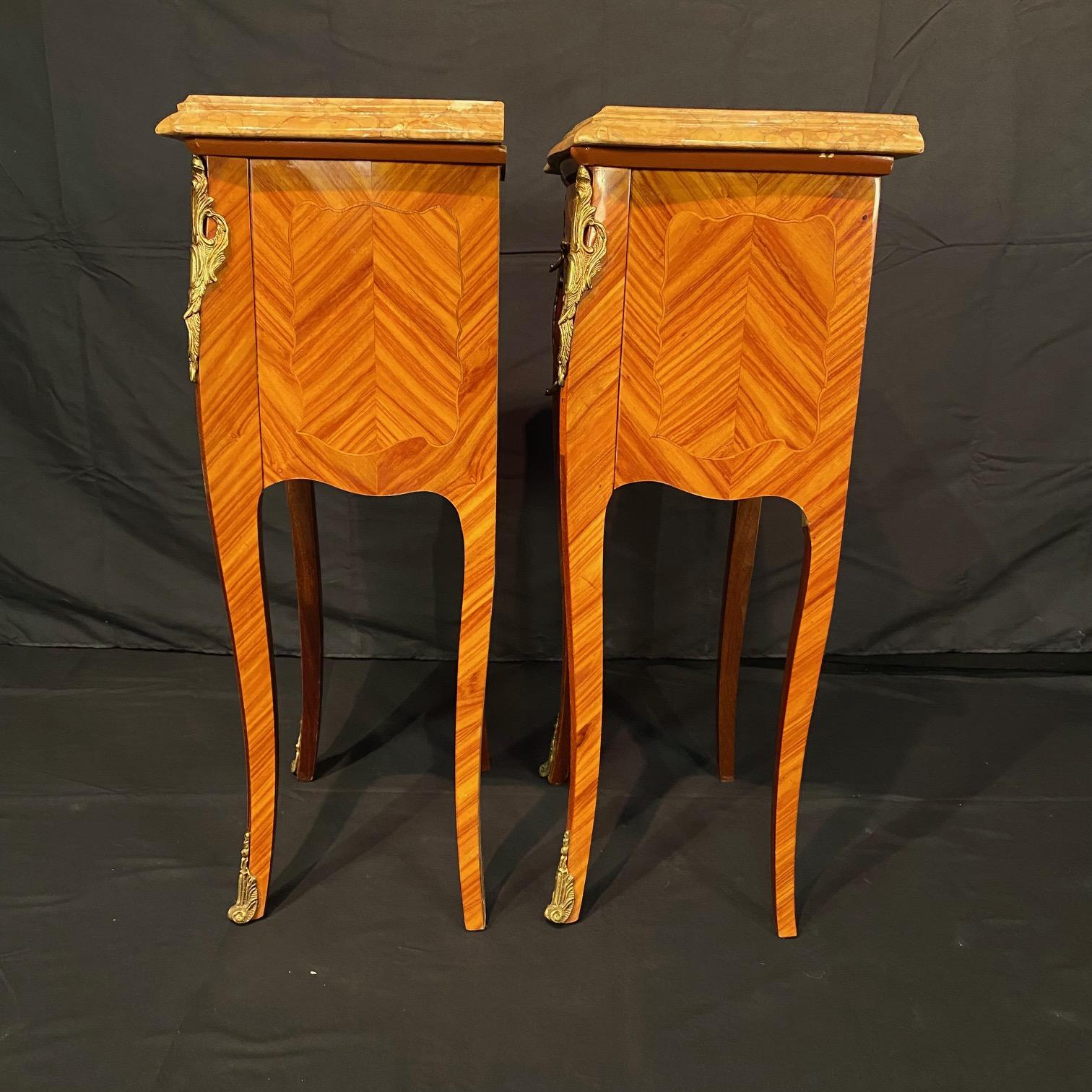 Paire de tables de nuit en marqueterie à plateau de marbre Louis XV en vente 2