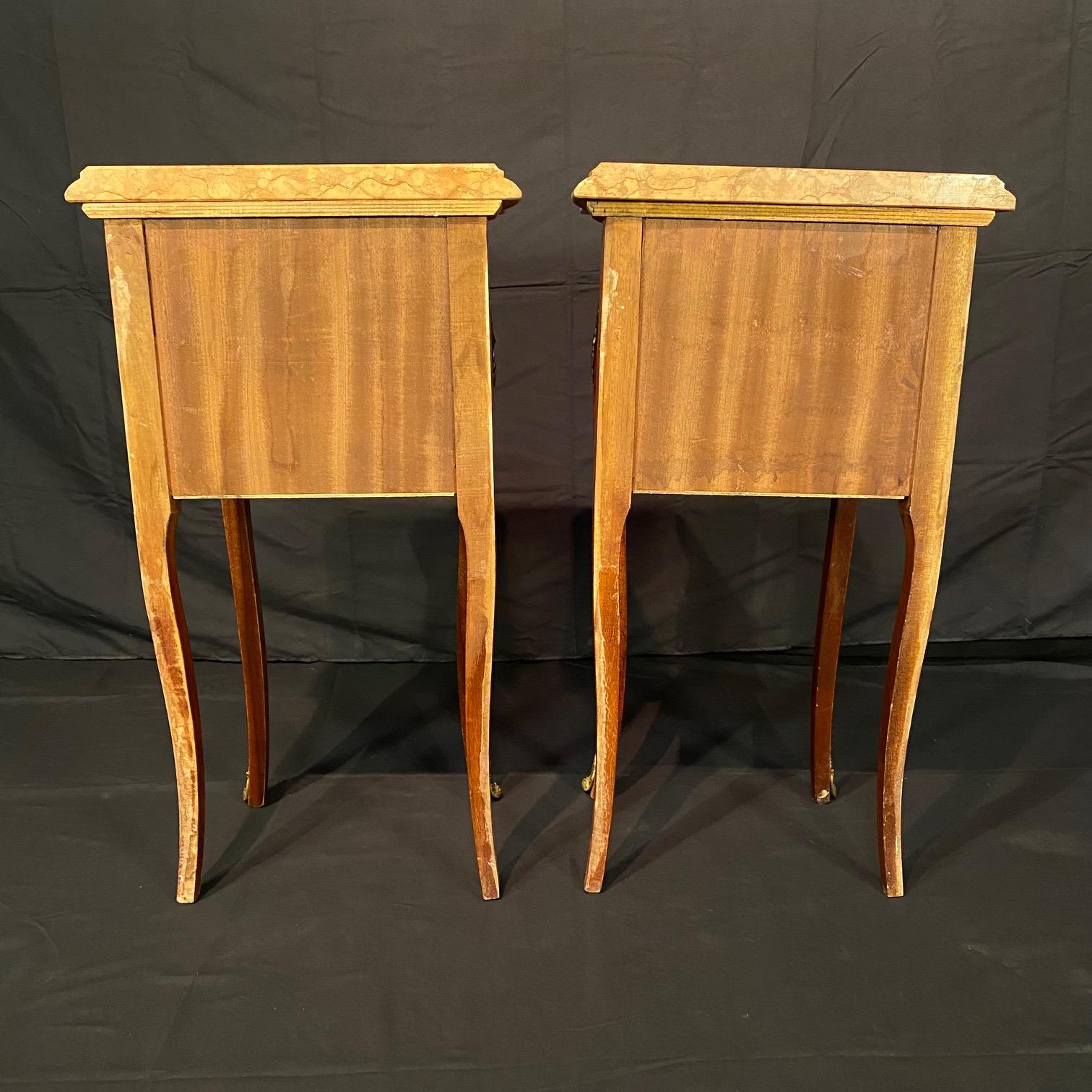 Paire de tables de nuit en marqueterie à plateau de marbre Louis XV en vente 3