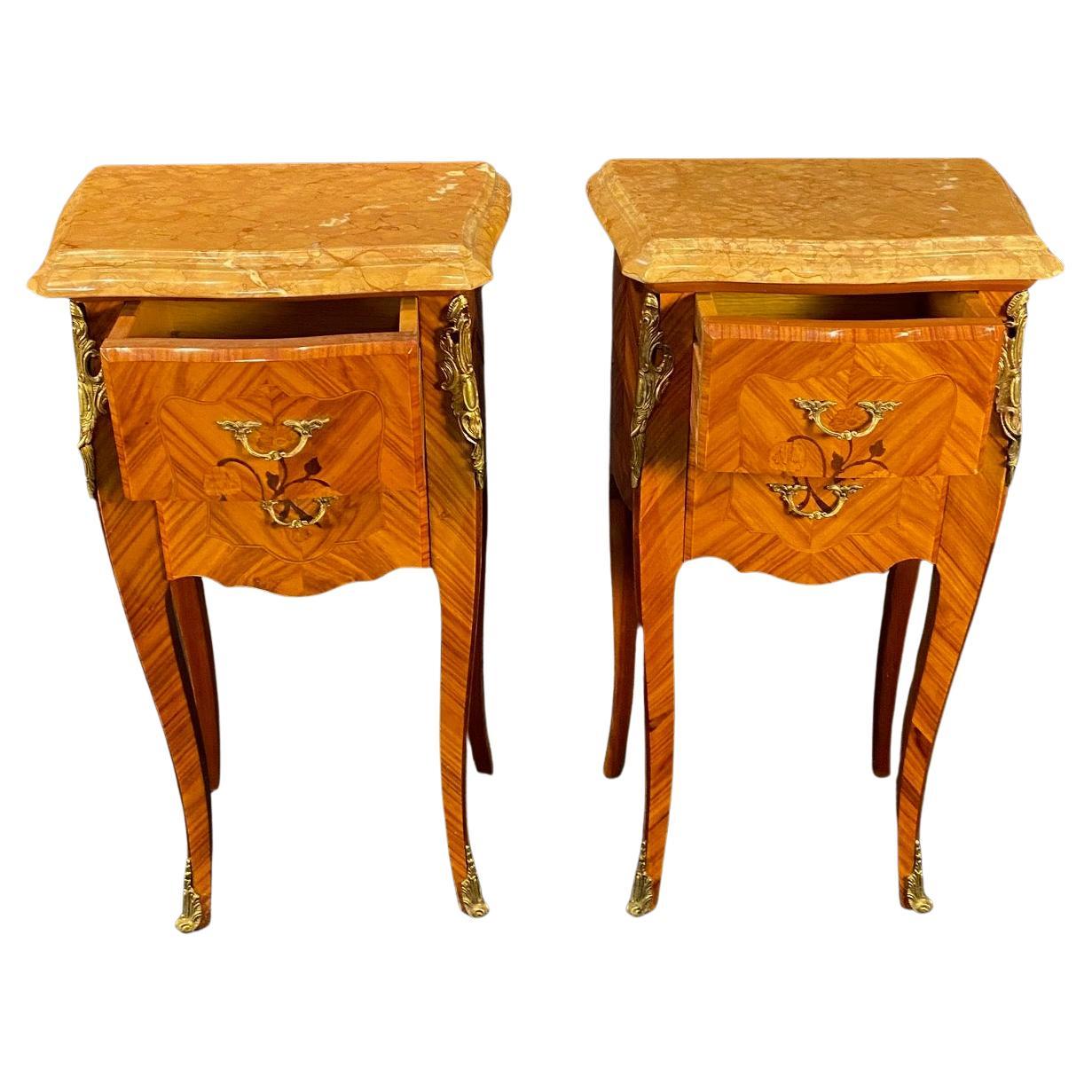 Paire de tables de nuit en marqueterie à plateau de marbre Louis XV