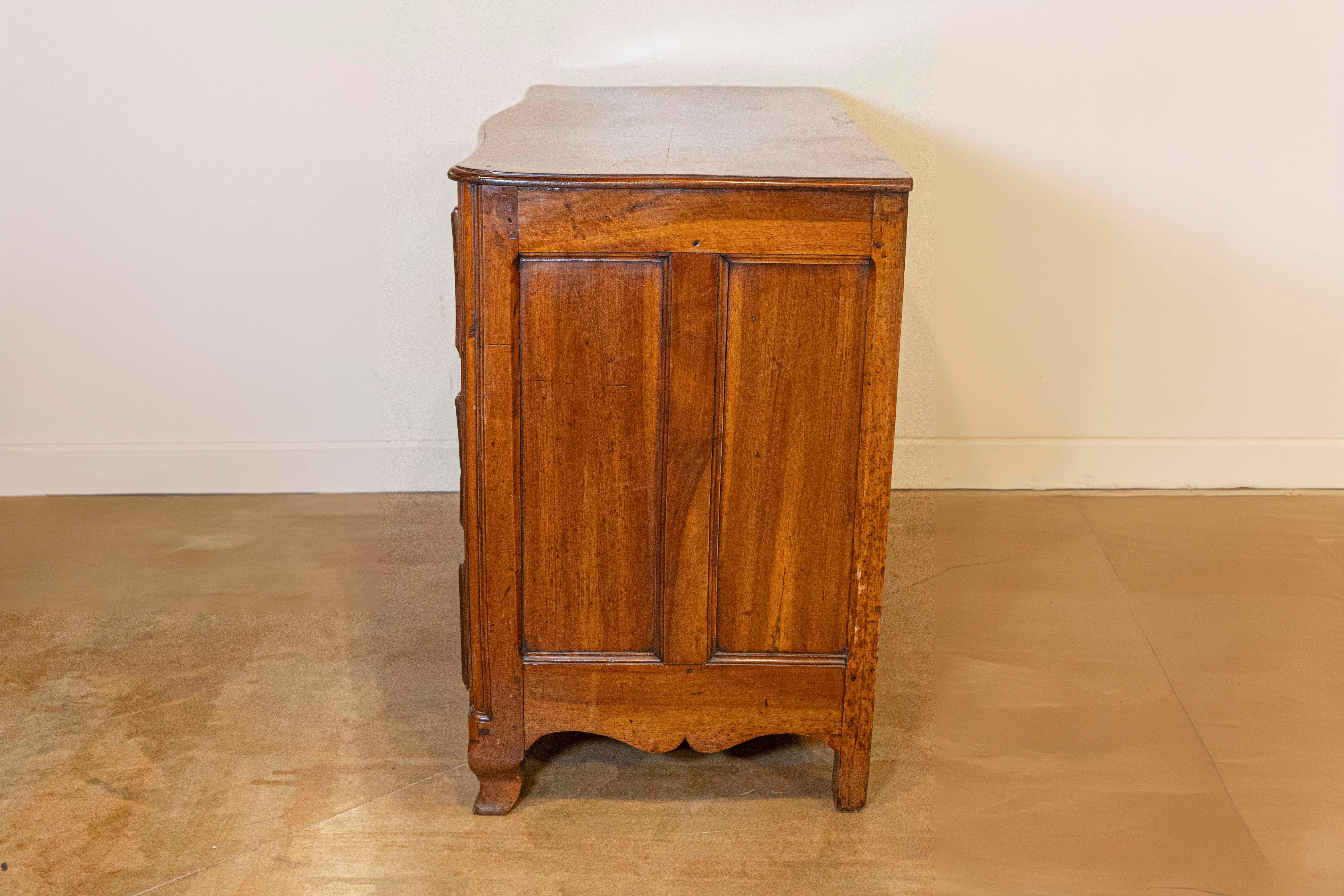 French Louis XV Period 1730s Walnut Three-Drawer Commode from Lyon with Foliage For Sale 4