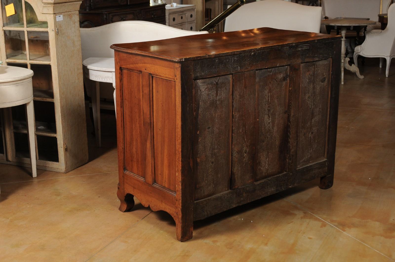 French Louis XV Period 1730s Walnut Three-Drawer Commode from Lyon with Foliage For Sale 5