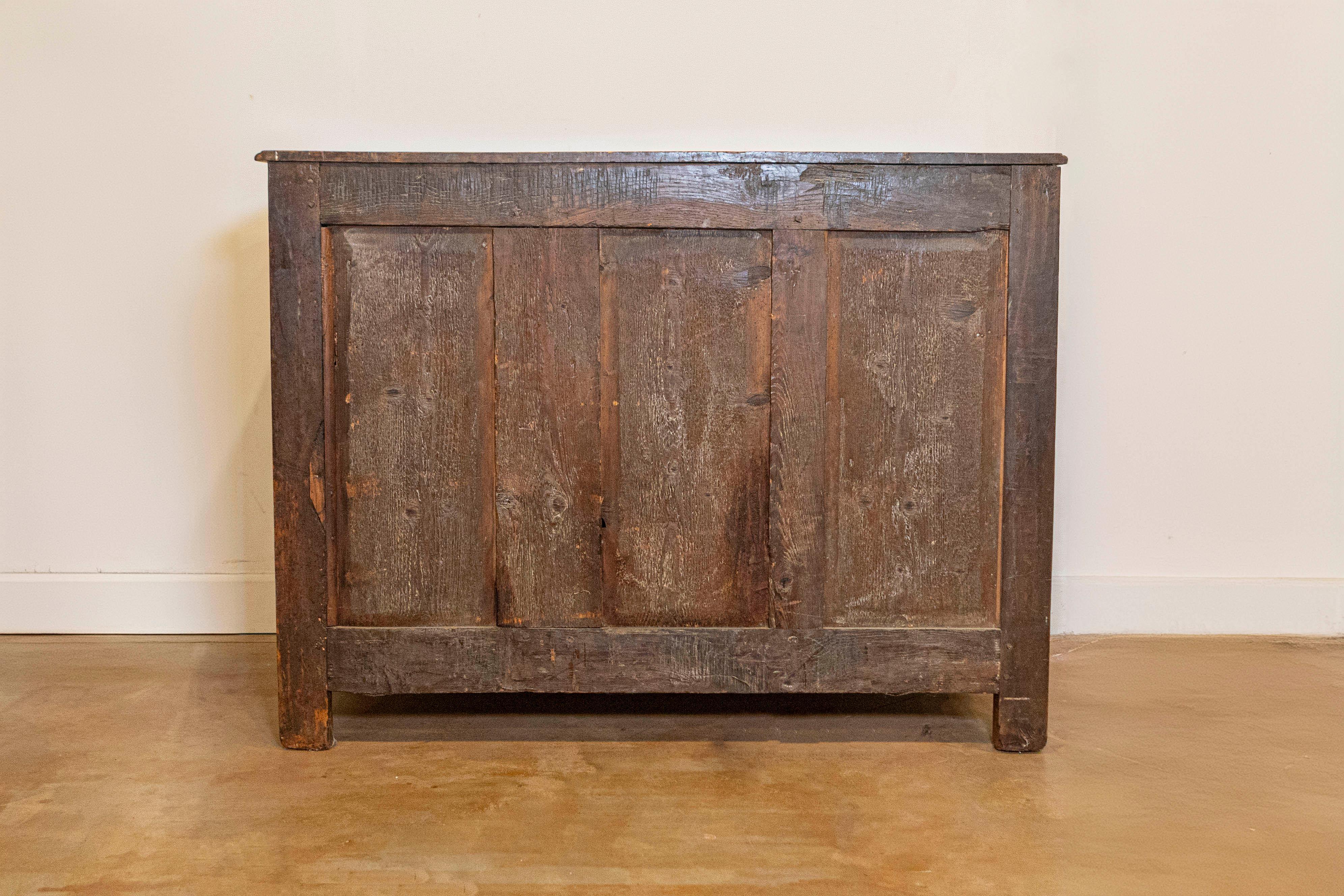 French Louis XV Period 1730s Walnut Three-Drawer Commode from Lyon with Foliage For Sale 5