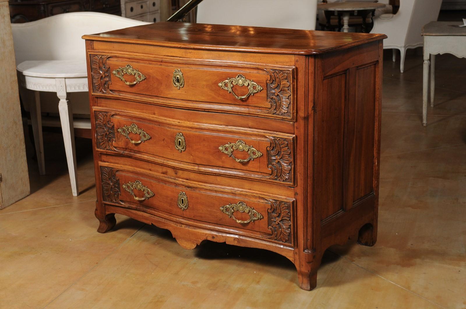 French Louis XV Period 1730s Walnut Three-Drawer Commode from Lyon with Foliage For Sale 7