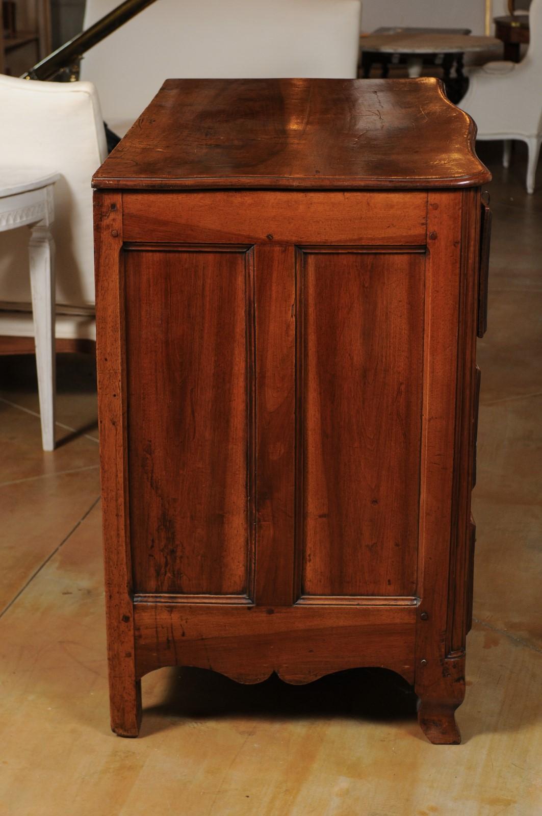 French Louis XV Period 1730s Walnut Three-Drawer Commode from Lyon with Foliage For Sale 2