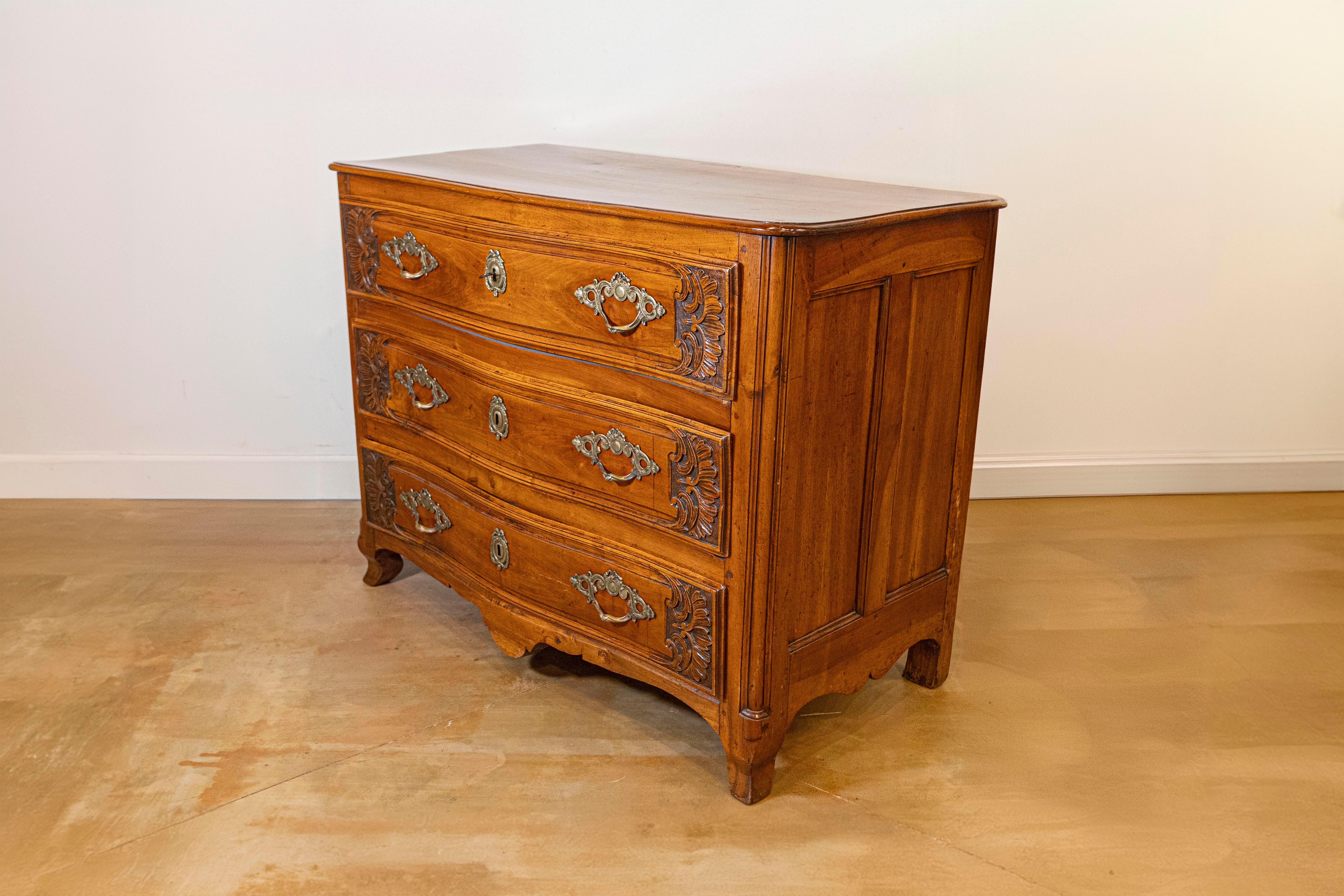 French Louis XV Period 1730s Walnut Three-Drawer Commode from Lyon with Foliage For Sale 2