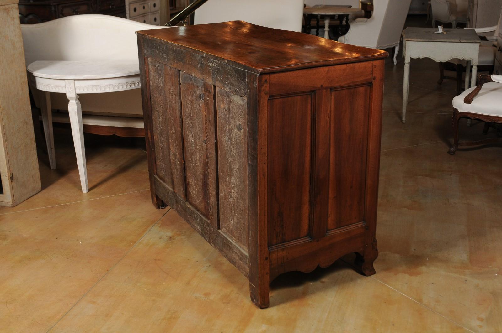 French Louis XV Period 1730s Walnut Three-Drawer Commode from Lyon with Foliage For Sale 3