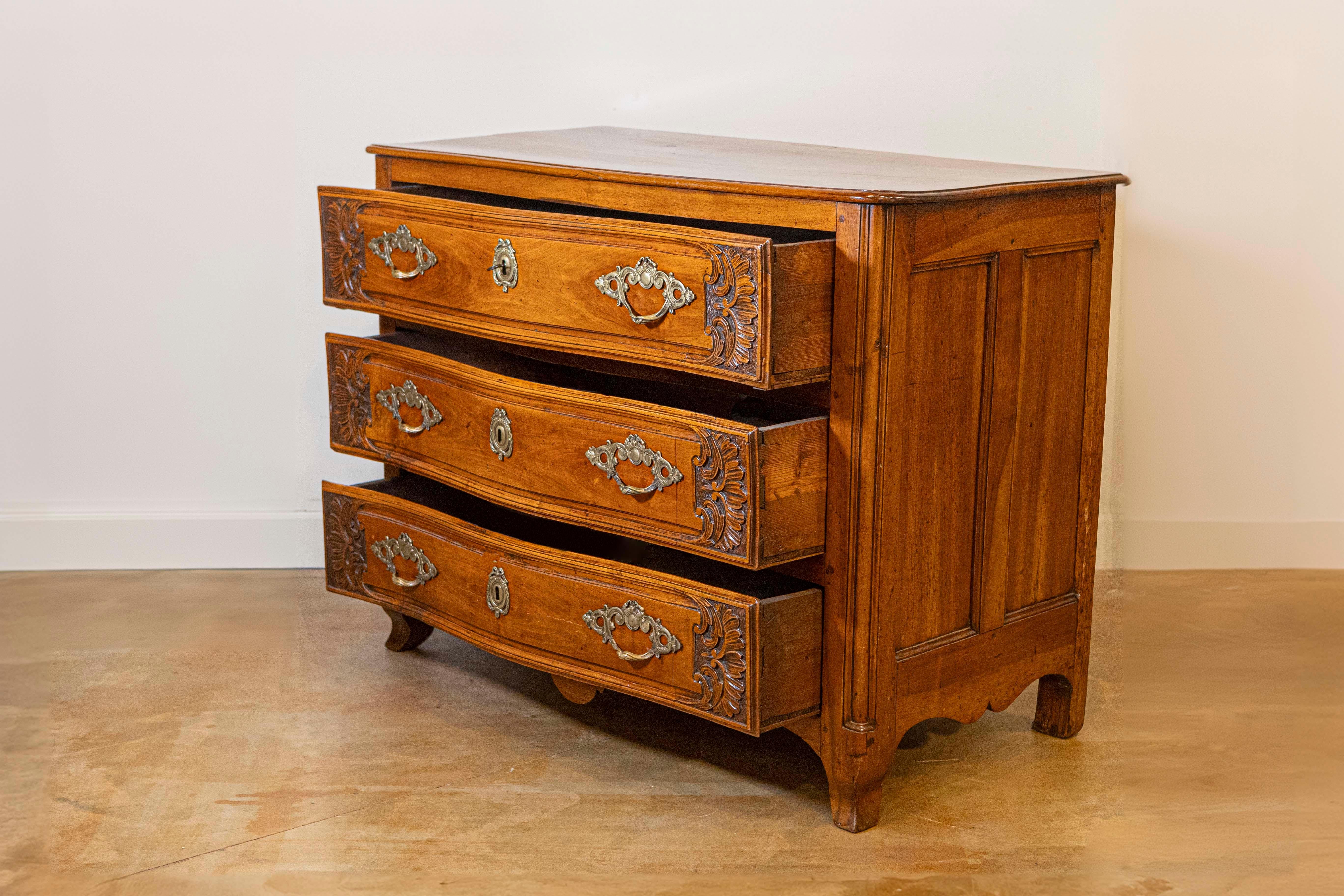 French Louis XV Period 1730s Walnut Three-Drawer Commode from Lyon with Foliage For Sale 3