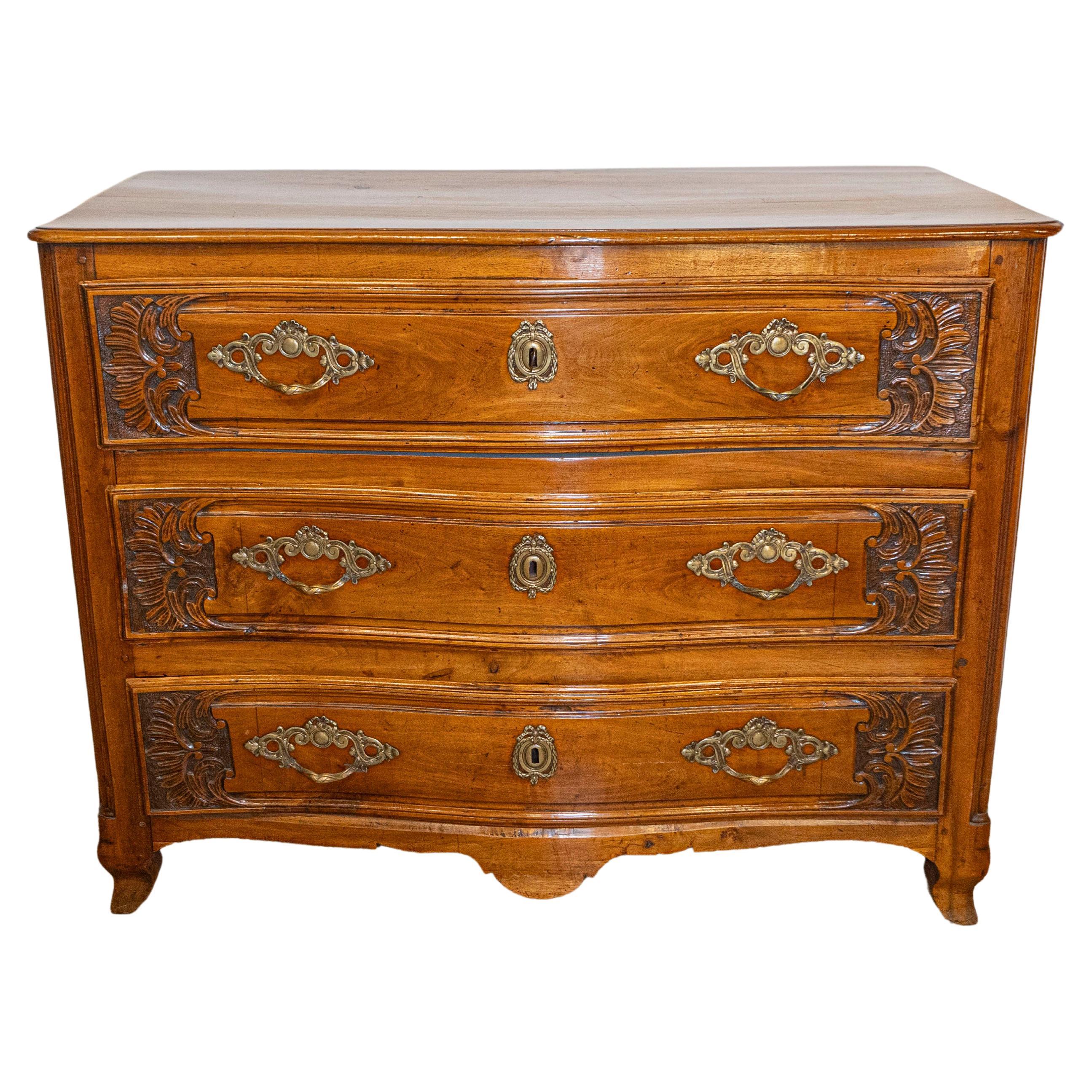 Französische Drei-Schubladen-Kommode aus Nussbaumholz aus Lyon aus der Louis-XV-Periode 1730er Jahre mit Laubholz