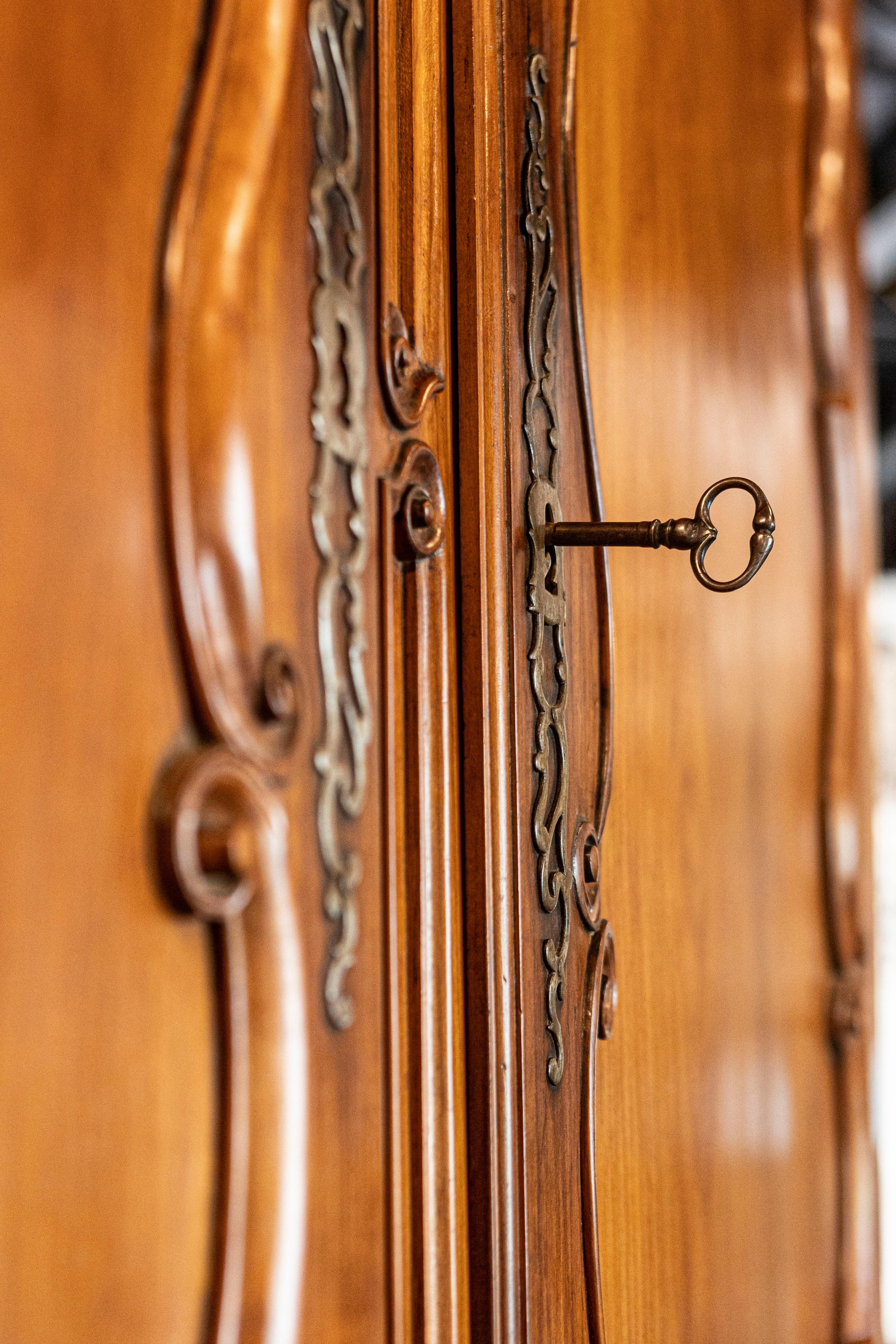 French Louis XV Period 1750s Cherry Buffet à Deux-Corps with C-Scroll Motifs For Sale 7