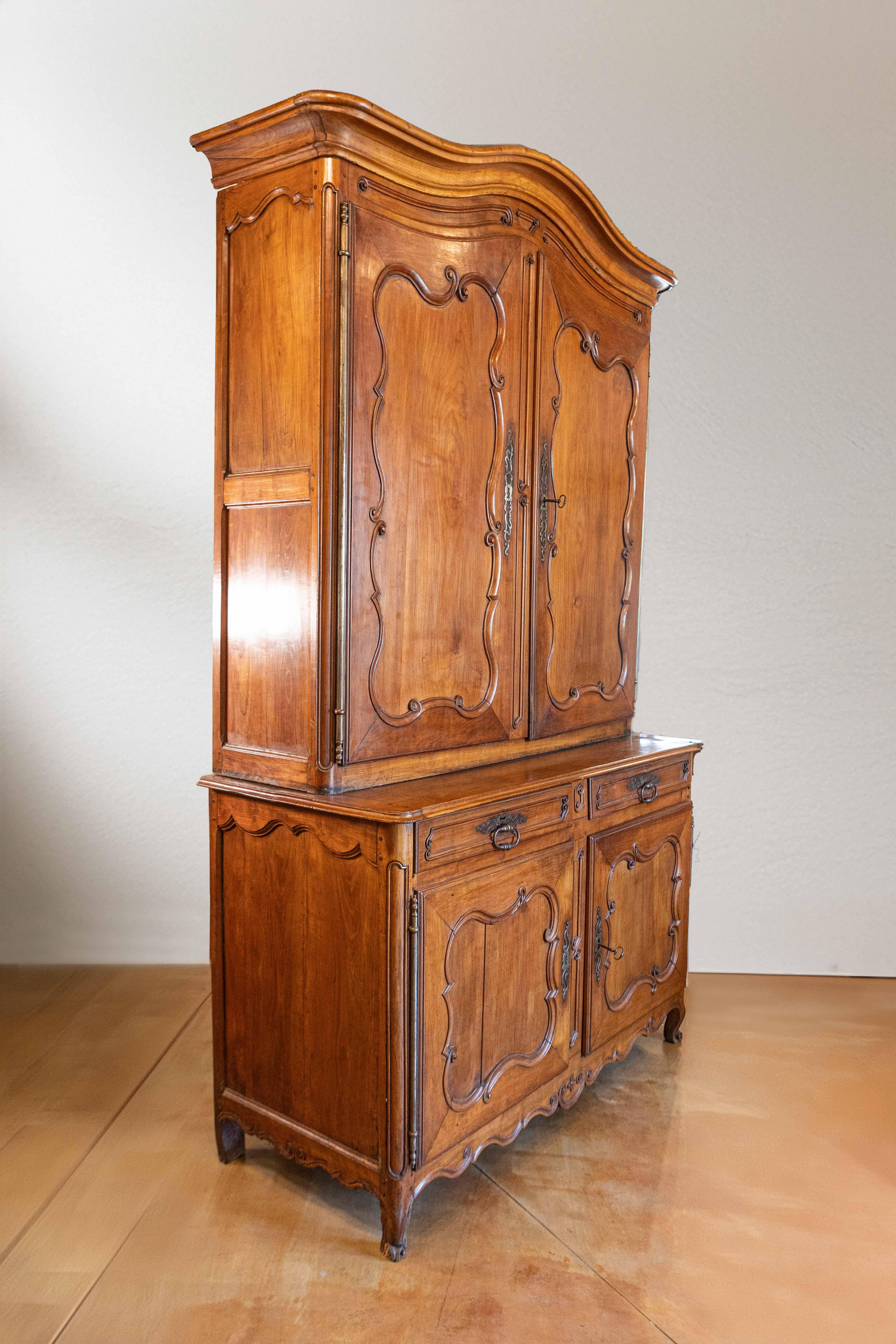 French Louis XV Period 1750s Cherry Buffet à Deux-Corps with C-Scroll Motifs In Good Condition For Sale In Atlanta, GA