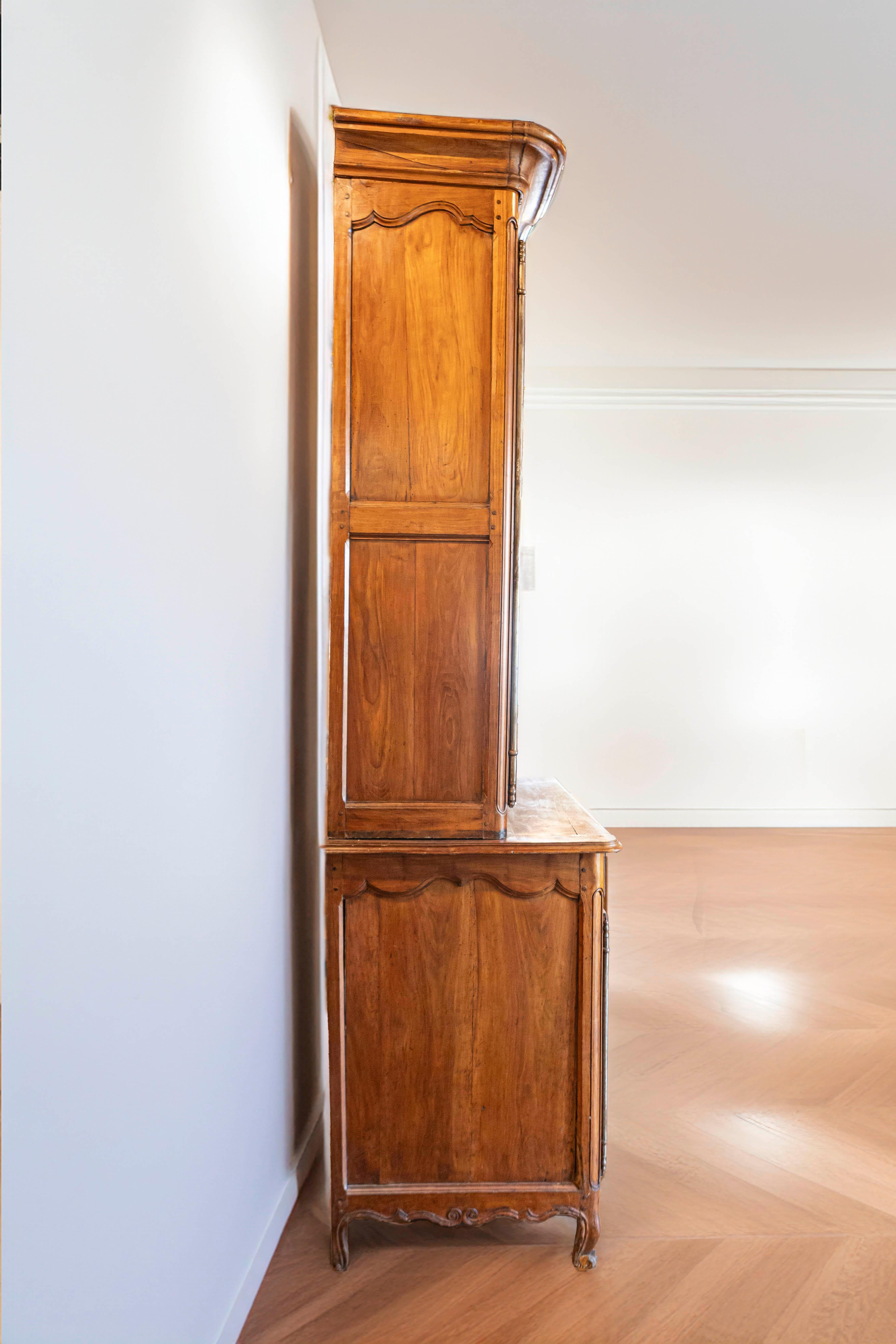18th Century French Louis XV Period 1750s Cherry Buffet à Deux-Corps with C-Scroll Motifs For Sale