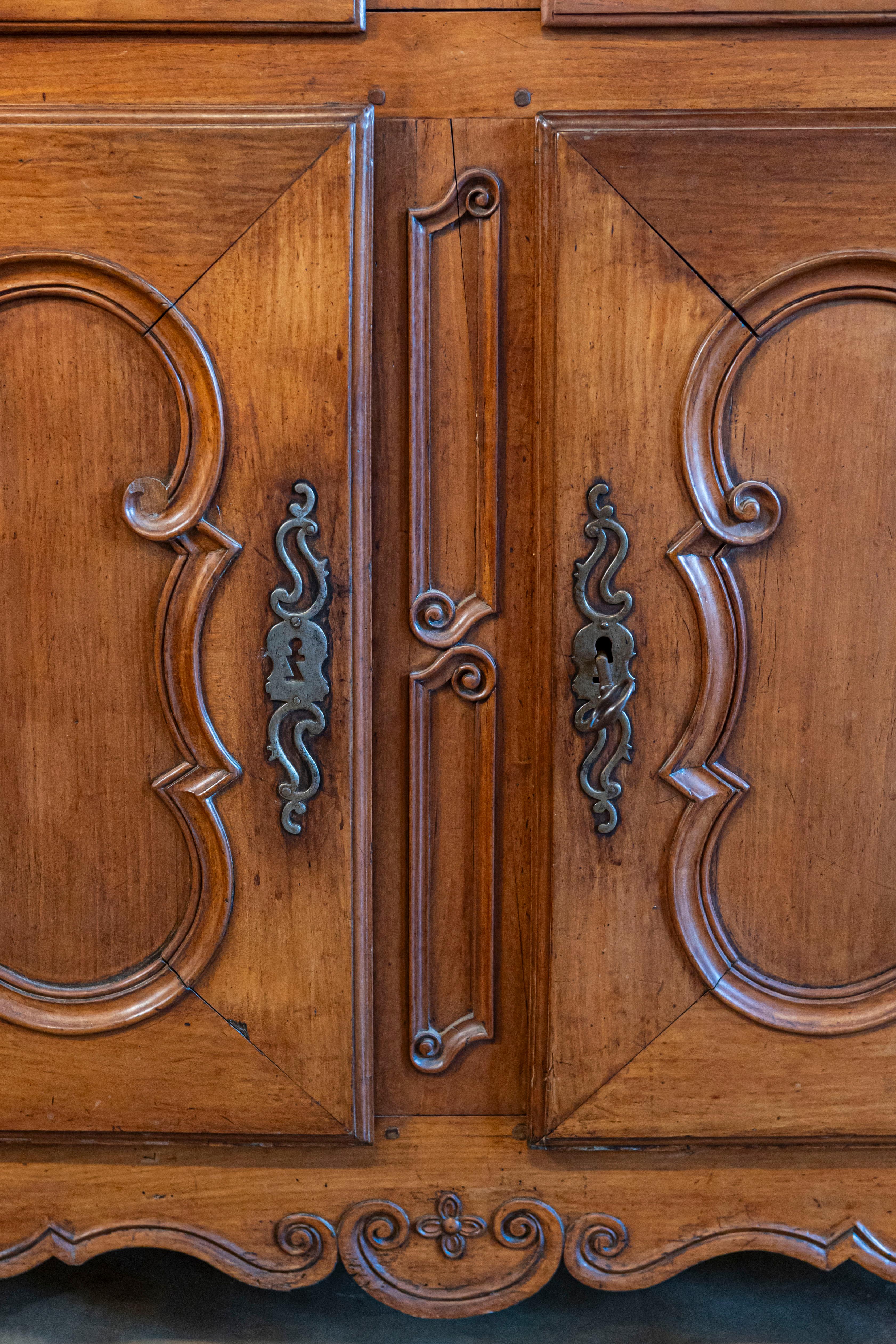 French Louis XV Period 1750s Cherry Buffet à Deux-Corps with C-Scroll Motifs For Sale 4
