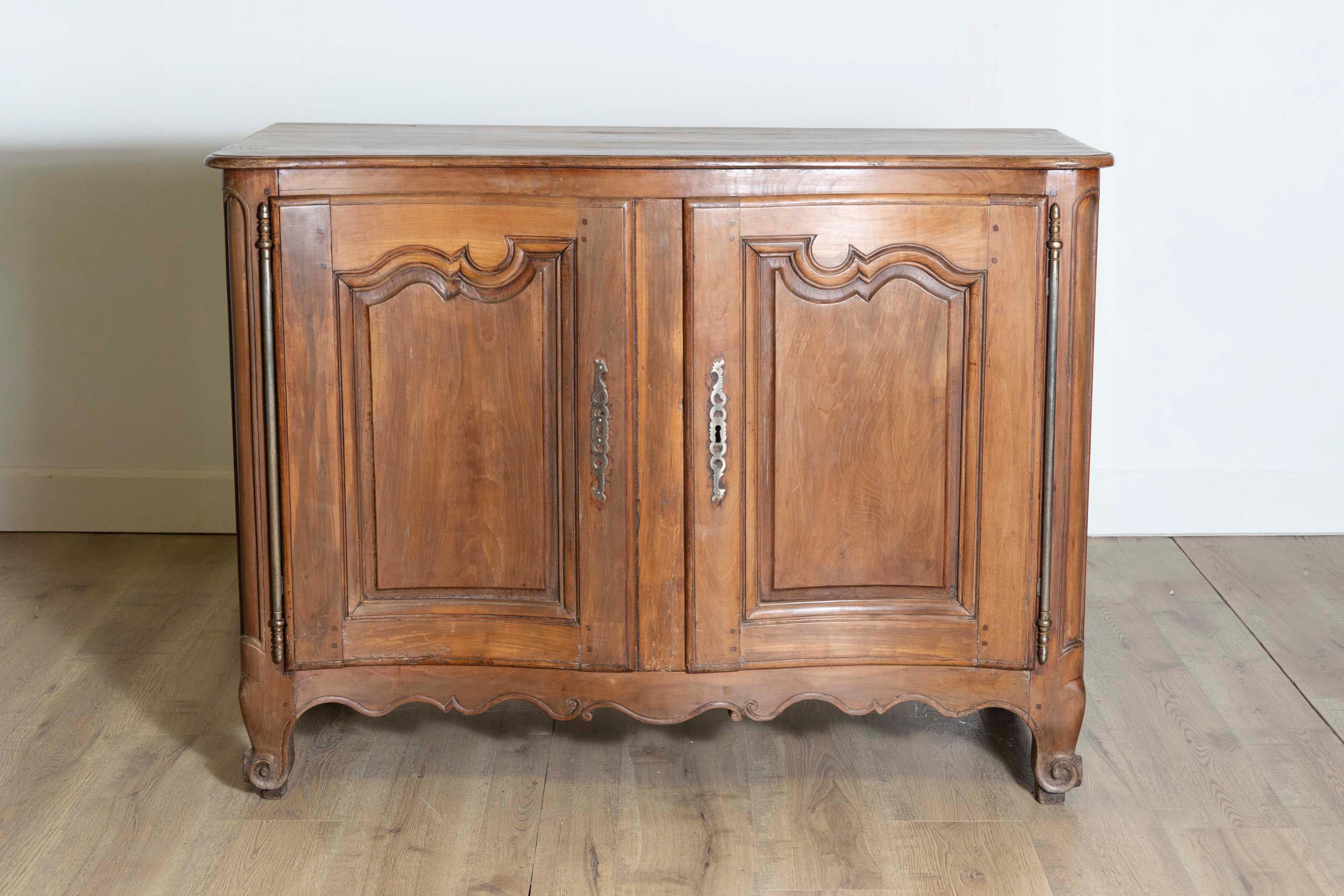Un buffet francese in noce di epoca Luigi XV della metà del XVIII secolo, con piano a serpentina, ante intagliate, grembiule e piedi a voluta. Creato in Francia durante il regno del re Luigi XV e soprannominato le Bien-Aimé (in inglese 