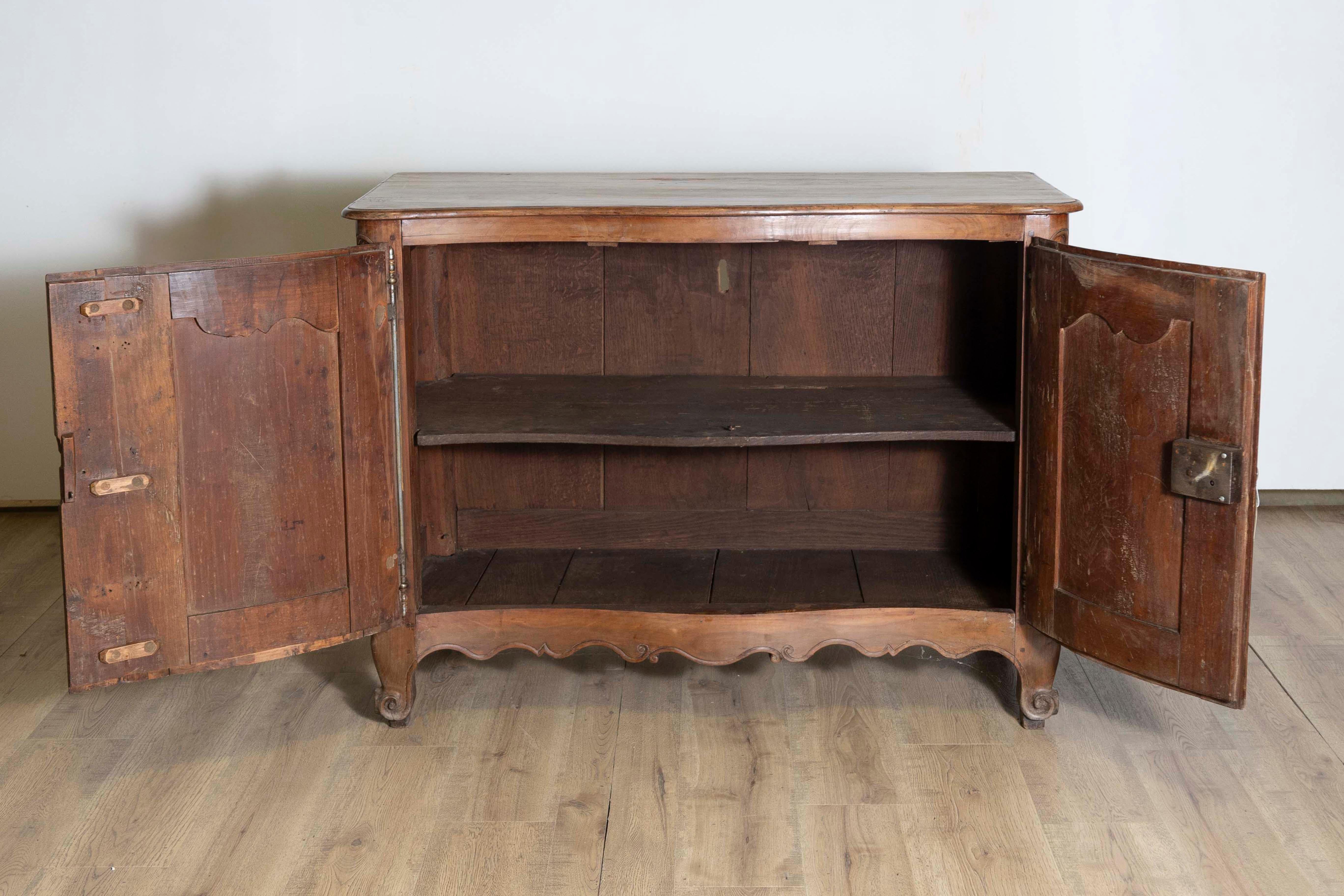 Francese Buffet francese in noce del periodo Luigi XV del 1750 con ante e grembiule intagliati in vendita