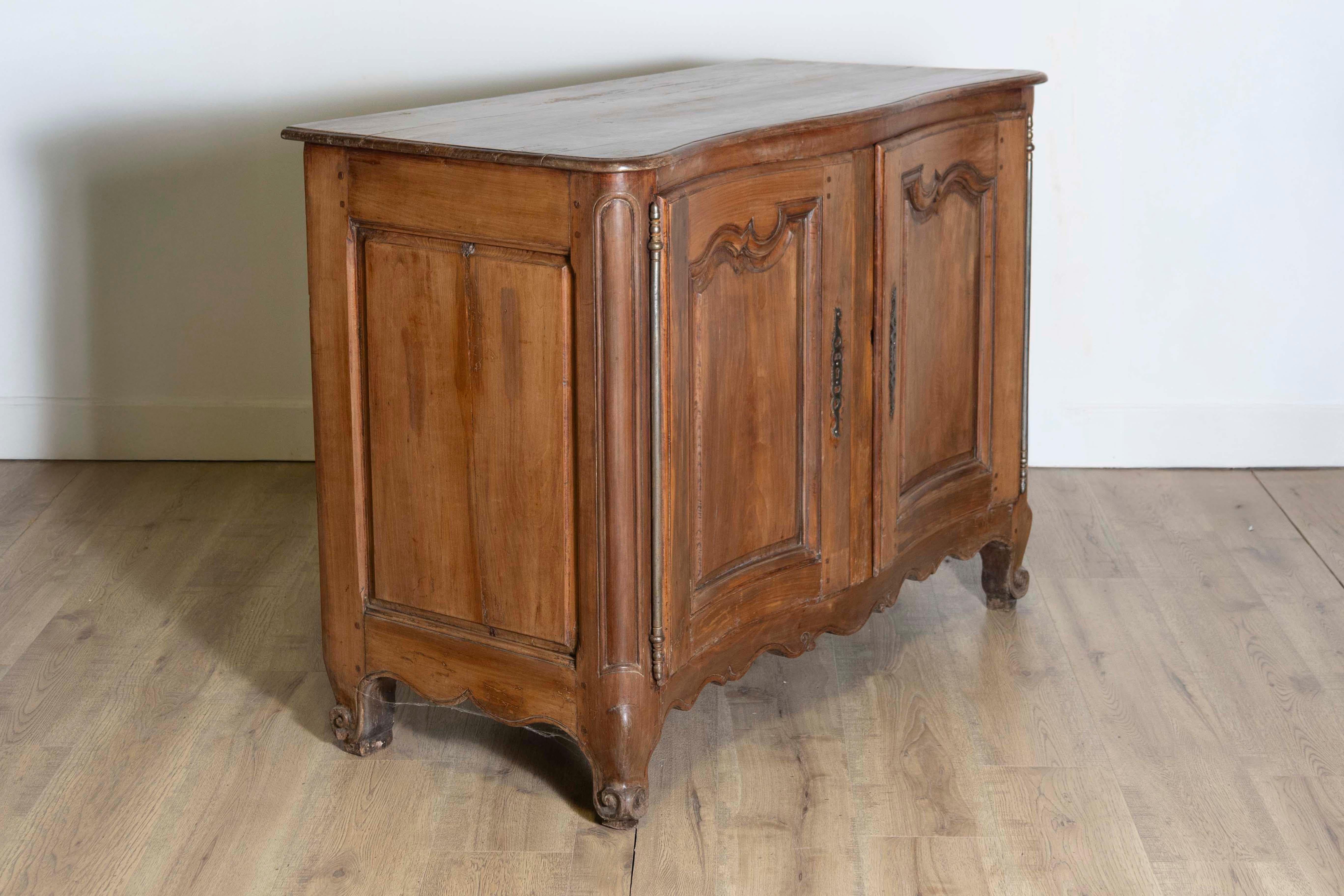 Intagliato Buffet francese in noce del periodo Luigi XV del 1750 con ante e grembiule intagliati in vendita