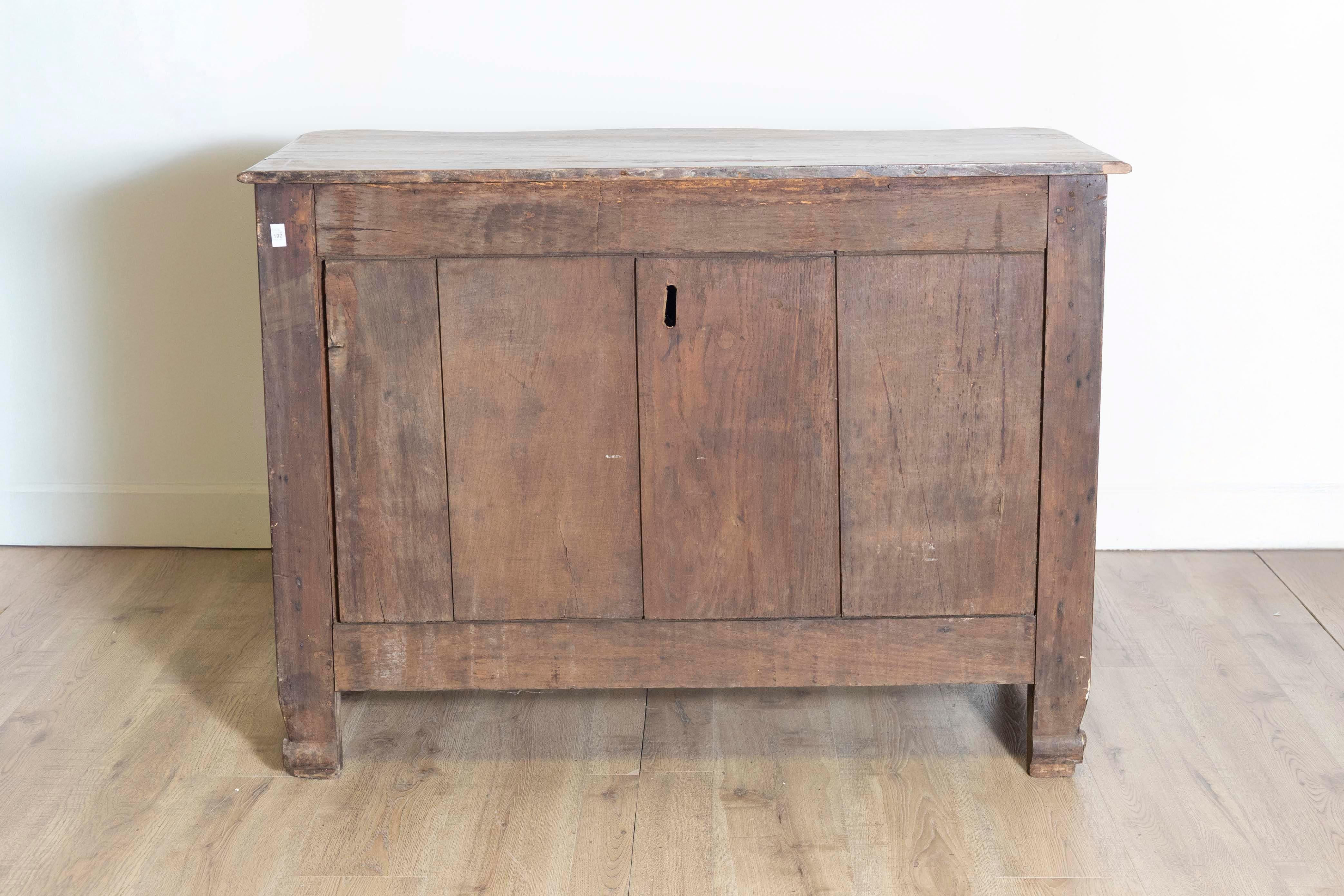 XVIII secolo Buffet francese in noce del periodo Luigi XV del 1750 con ante e grembiule intagliati in vendita