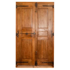 Puertas de comunicación francesas de nogal del periodo Luis XV de 1750 con herrajes de hierro