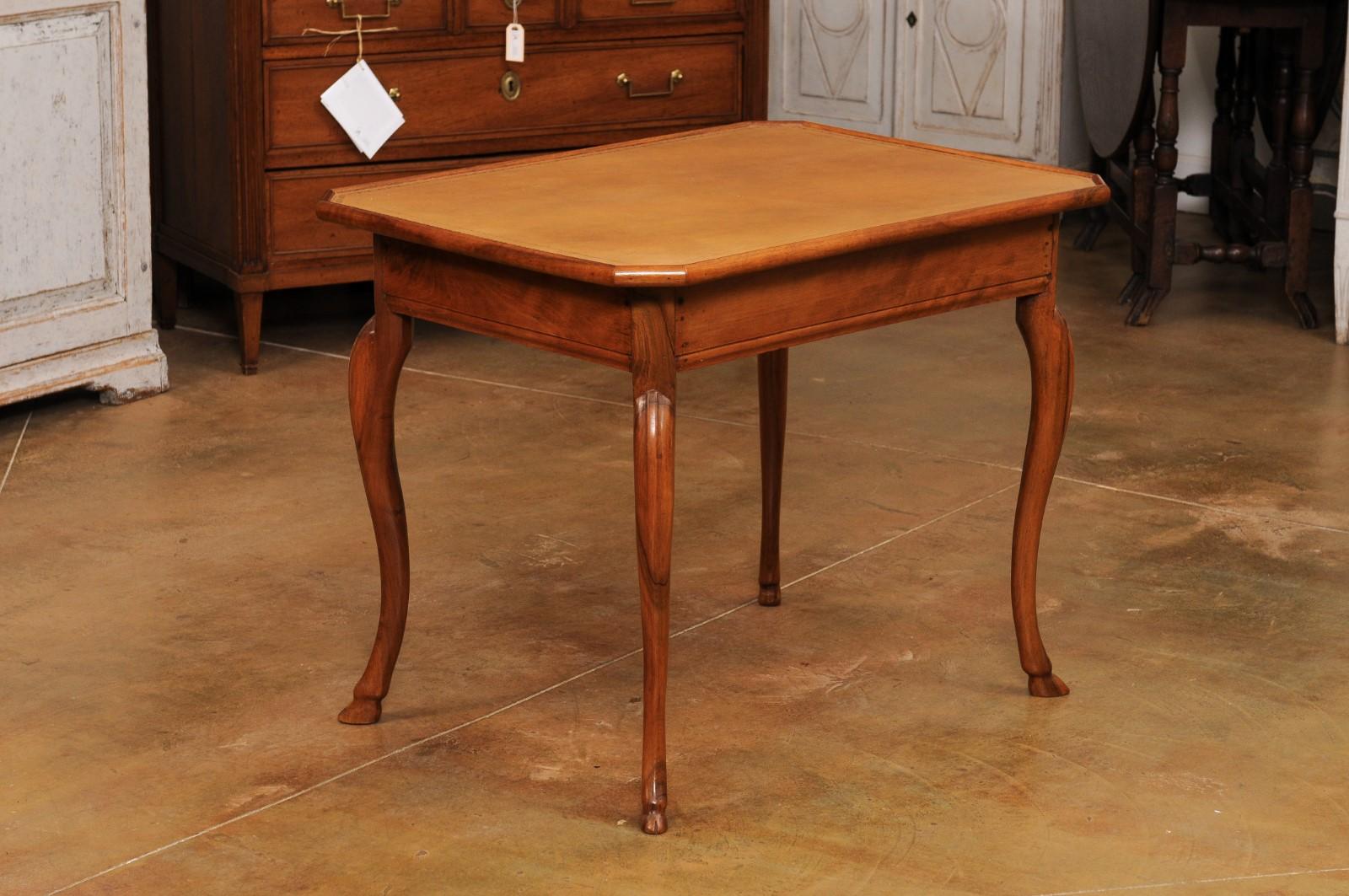Schreibtisch aus Nussbaumholz mit Lederplatte und Cabriole-Beinen aus der Louis-XV-Periode der 1750er Jahre im Angebot 2