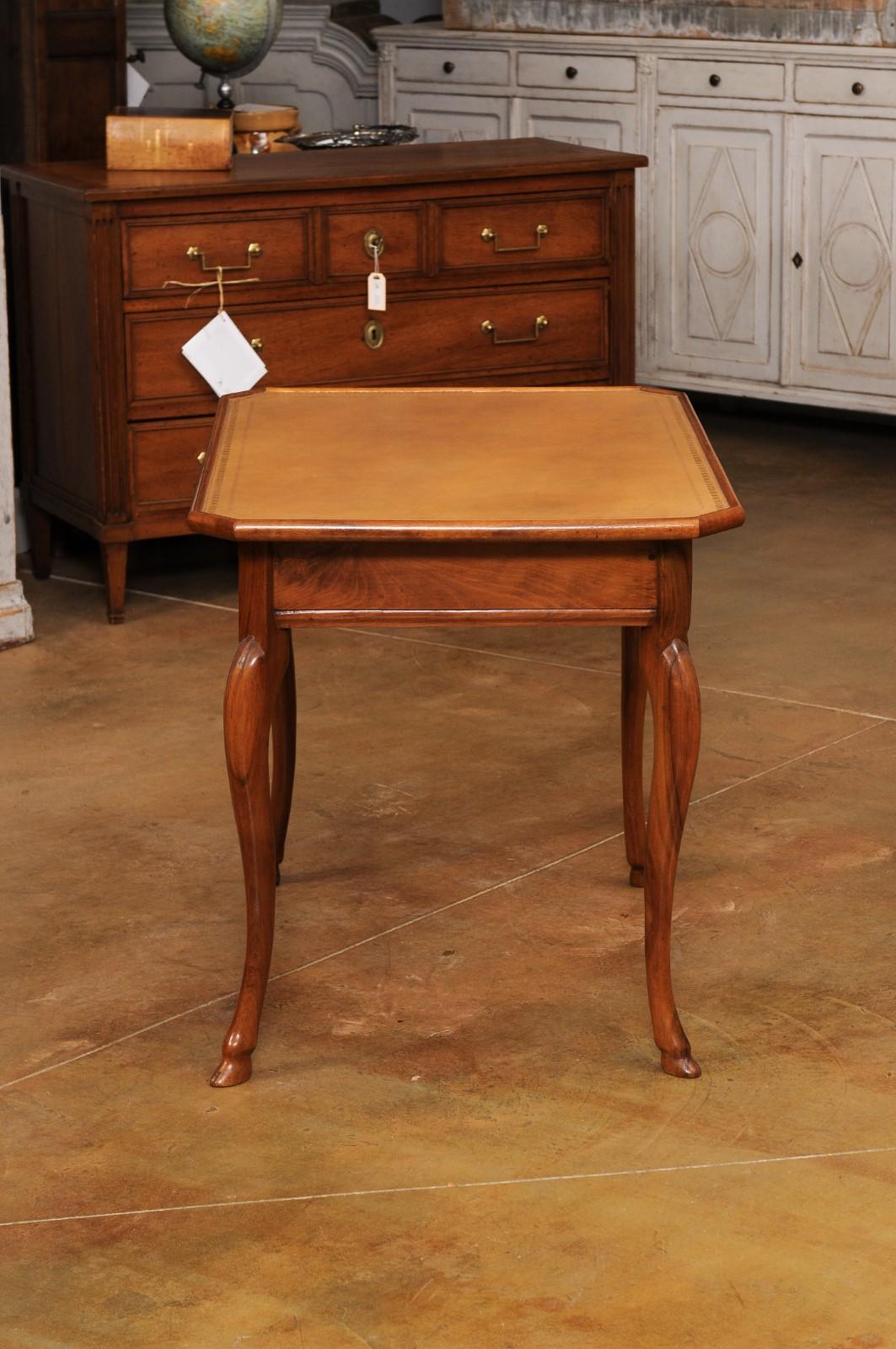 Schreibtisch aus Nussbaumholz mit Lederplatte und Cabriole-Beinen aus der Louis-XV-Periode der 1750er Jahre im Angebot 3