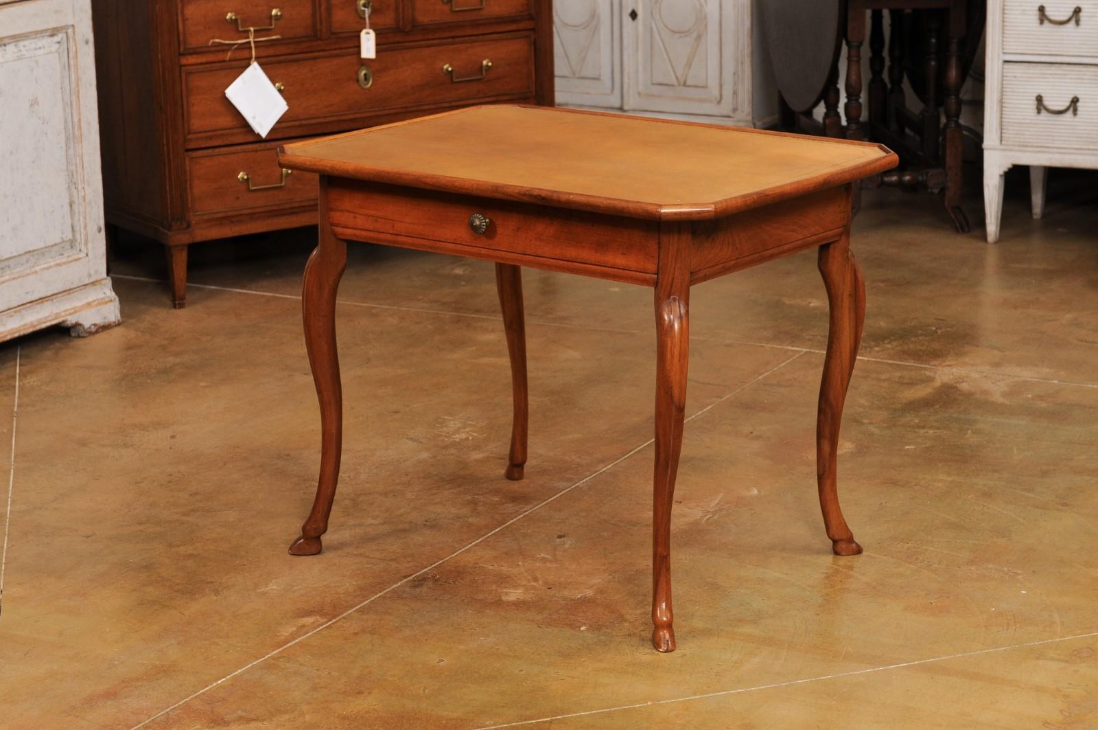 Schreibtisch aus Nussbaumholz mit Lederplatte und Cabriole-Beinen aus der Louis-XV-Periode der 1750er Jahre im Angebot 4