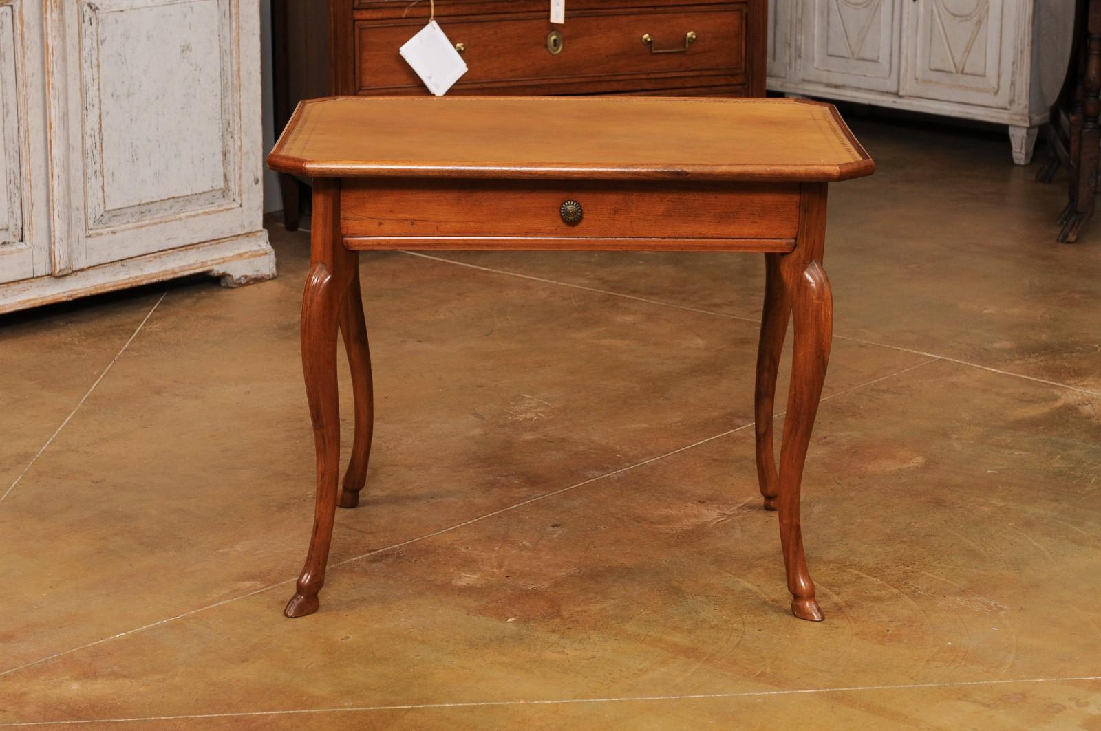 Schreibtisch aus Nussbaumholz mit Lederplatte und Cabriole-Beinen aus der Louis-XV-Periode der 1750er Jahre im Angebot 5